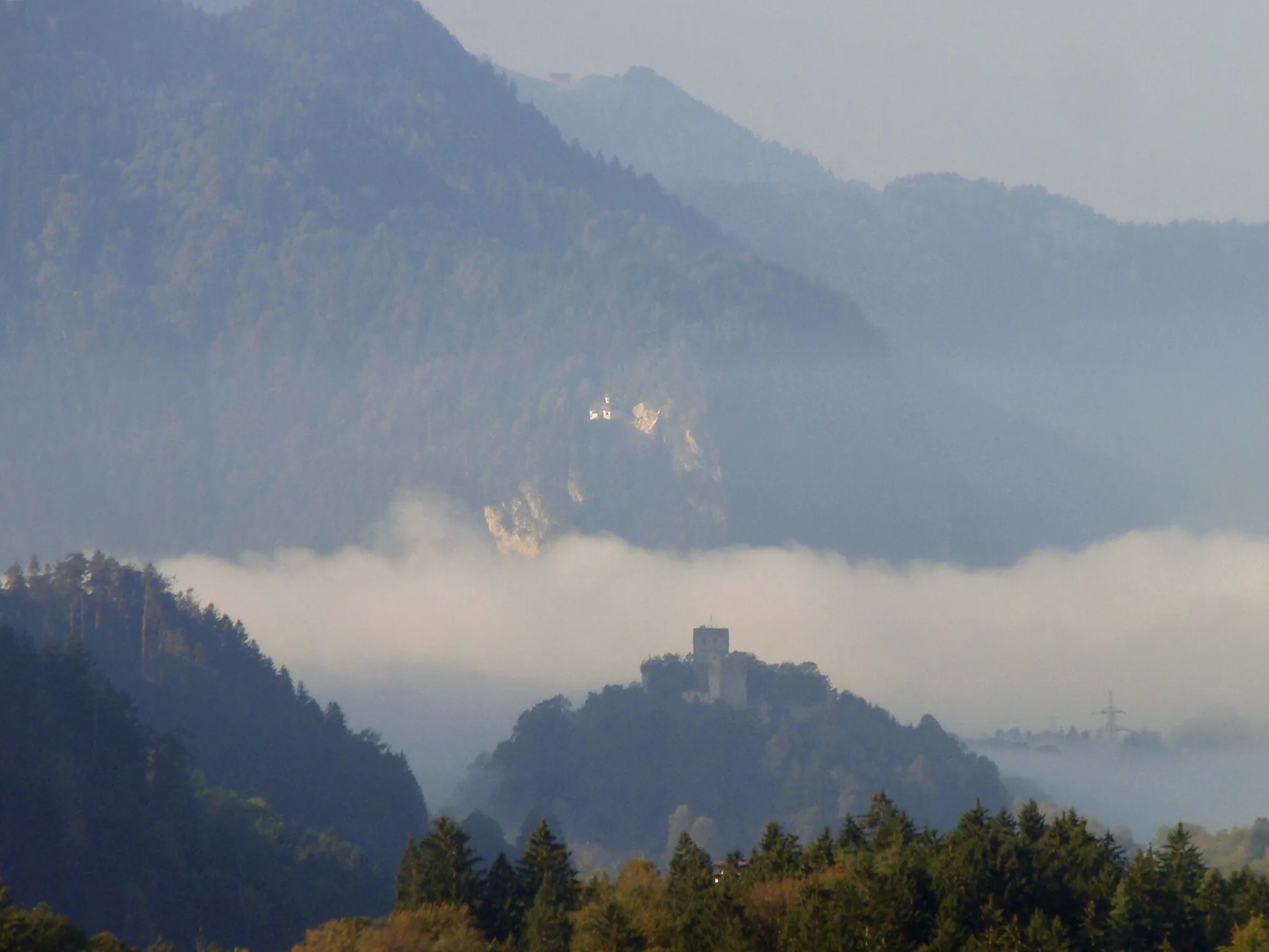 Photo showing: Burg Kropfsberg (Gde. Reith im Alpbachtal) vom Mariahilfbergl in Brixlegg aus gesehen