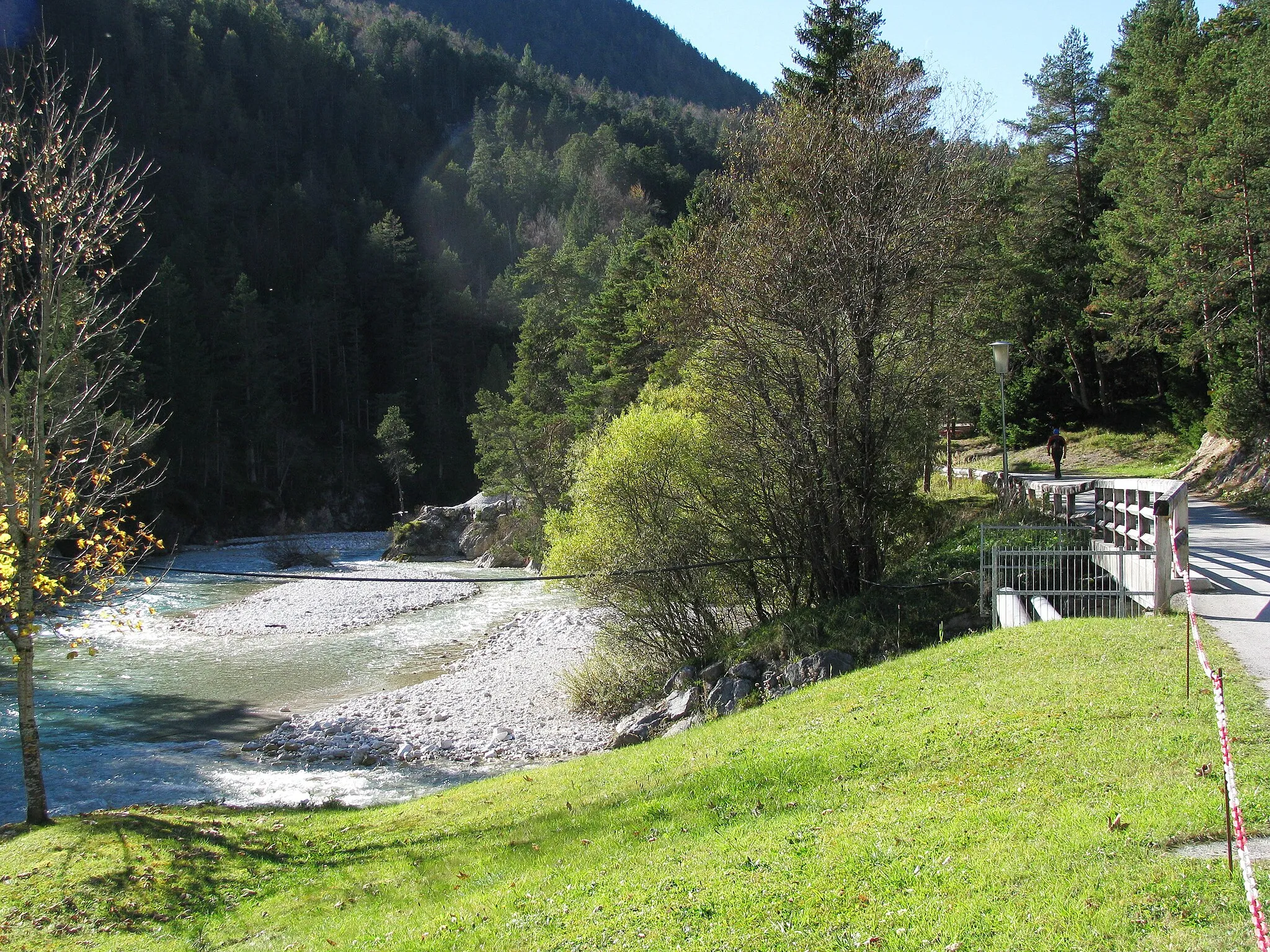 Photo showing: Mündung des Karwendelbaches (von rechts) in die Isar