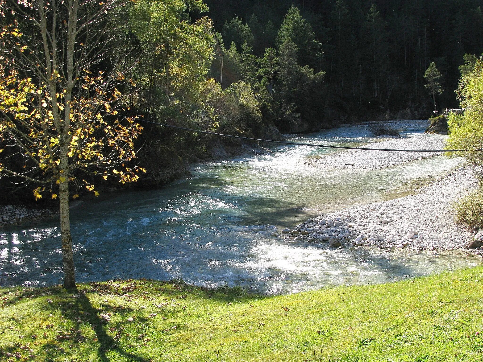 Photo showing: Mündung des Karwendelbaches (von rechts) in die Isar