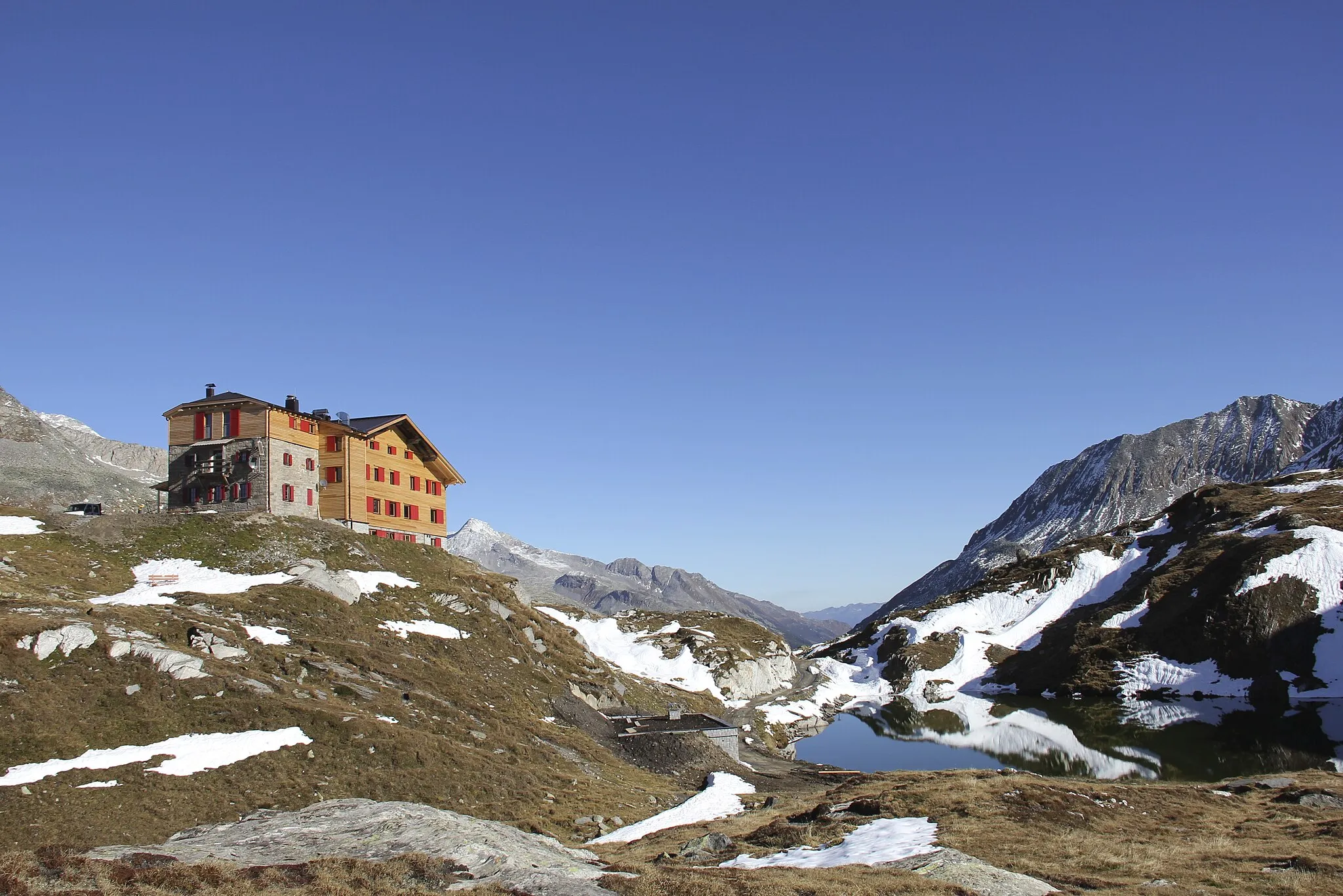 Photo showing: Pfitscherjochhaus mit Jochsee und Blick ins Zillertal.