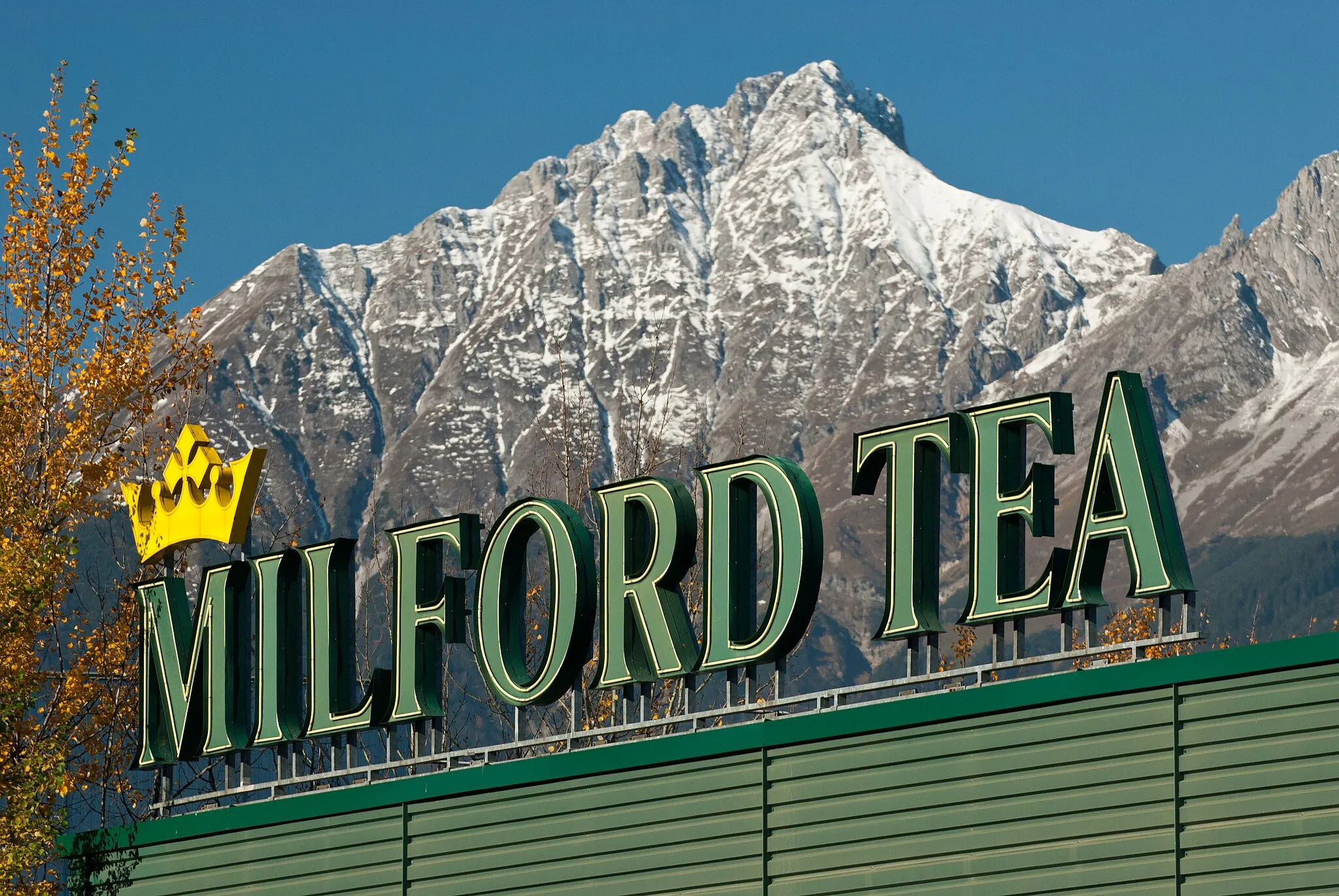 Photo showing: Milford Tea in Hall with Brandjochspitze in the background