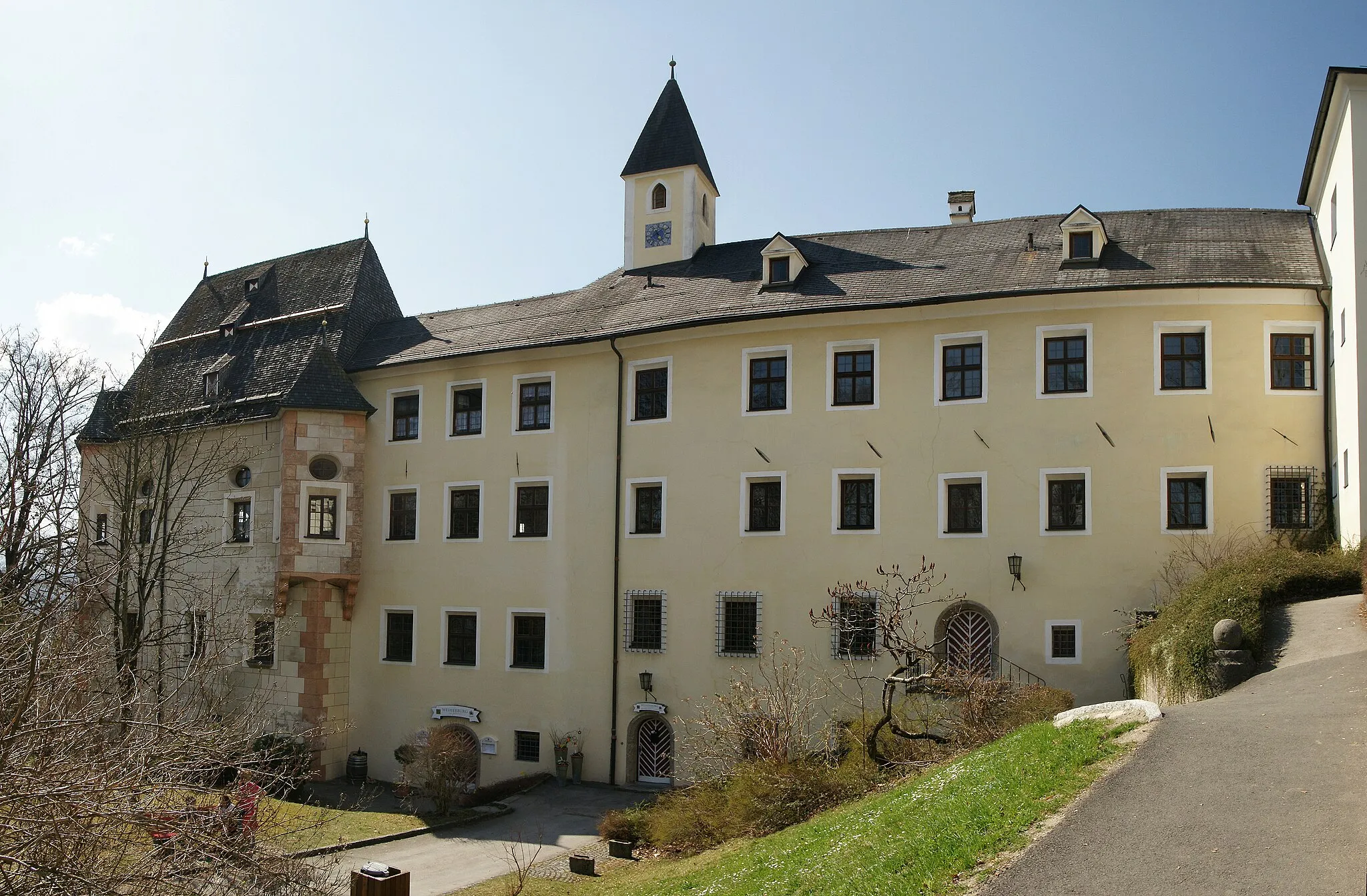 Photo showing: Ostseite Schloss Weiherburg in Innsbruck.