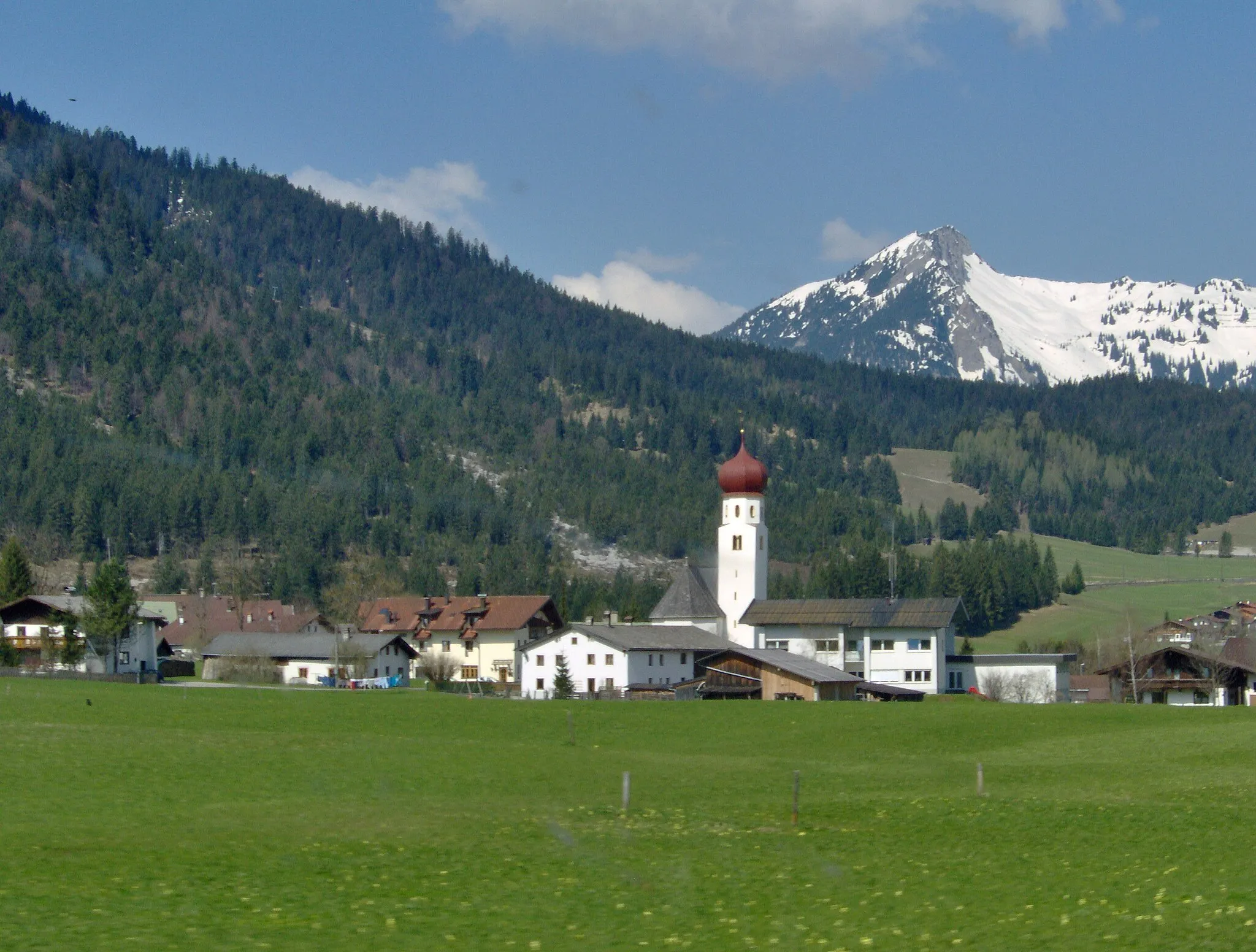 Photo showing: The village of Heiterwang, Tyrol, Austria, seen from the Fernpassstraße (B179)