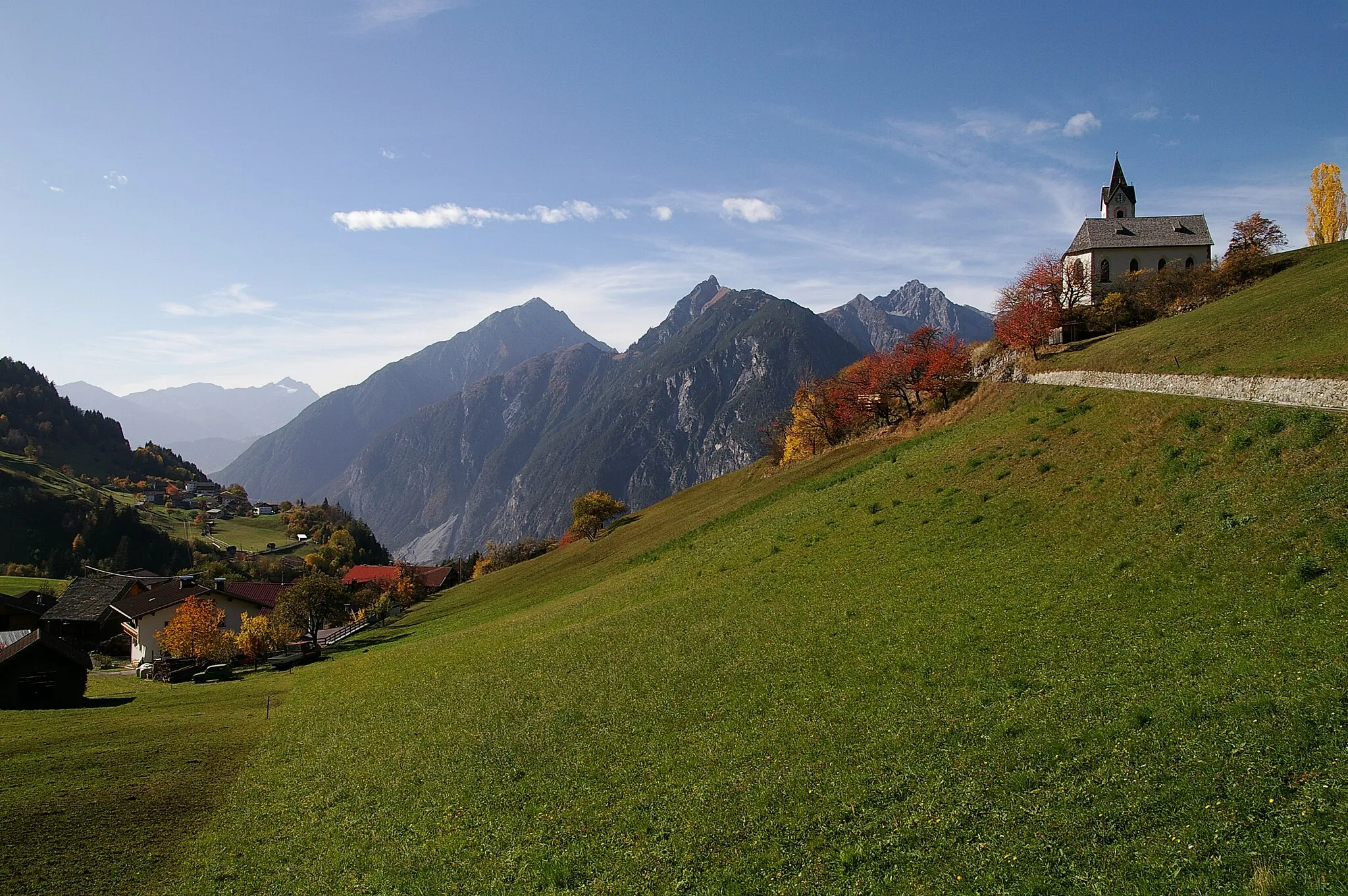 Photo showing: Links im Bild Ortsteil Grist und rechts die Kirche des Ortsteiles Falterschein, Gemeinde Zams