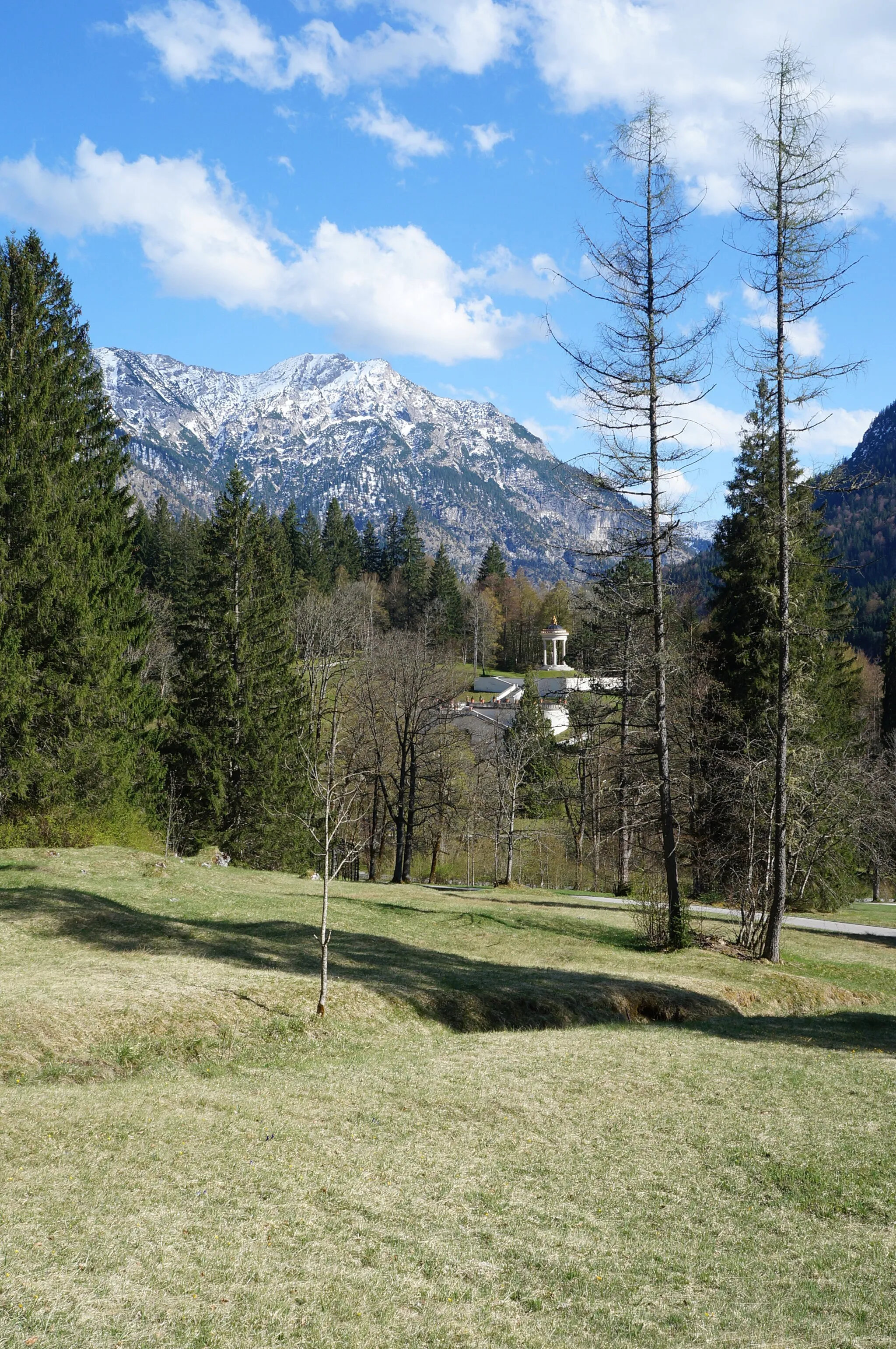 Photo showing: A view of the baroque Eastern Parterre garden, with fountain, at Schloss Linderhof in Bavaria, Southern Germany. Mountains of Ammergau Alps.