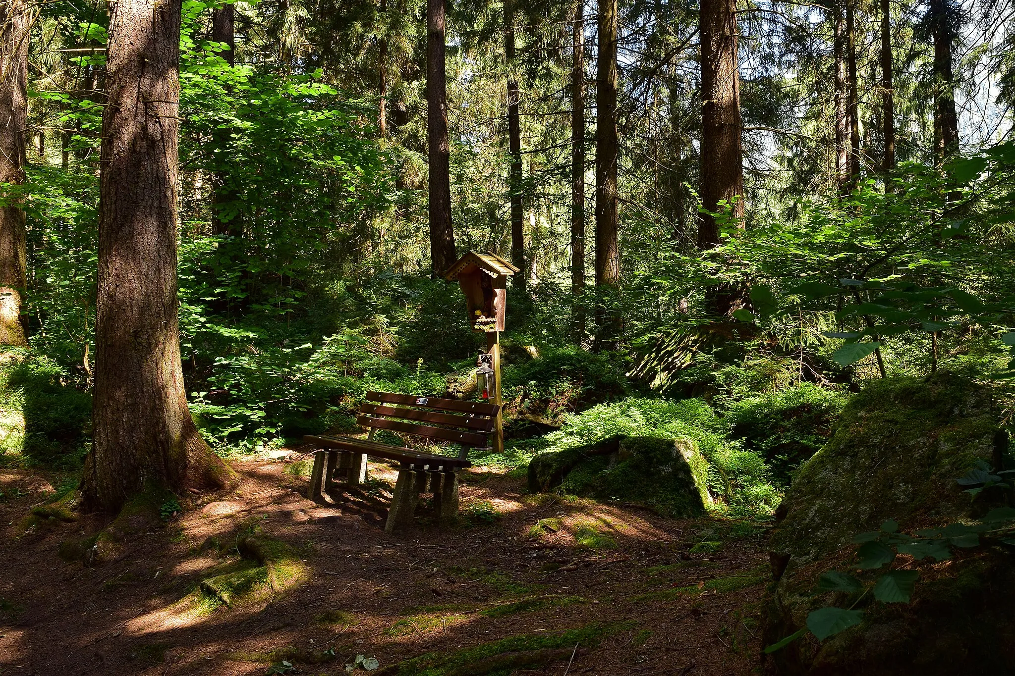 Photo showing: Bankerl und Wegkreuz im Landschaftsschutzgebiet Achstürze-Piburger See