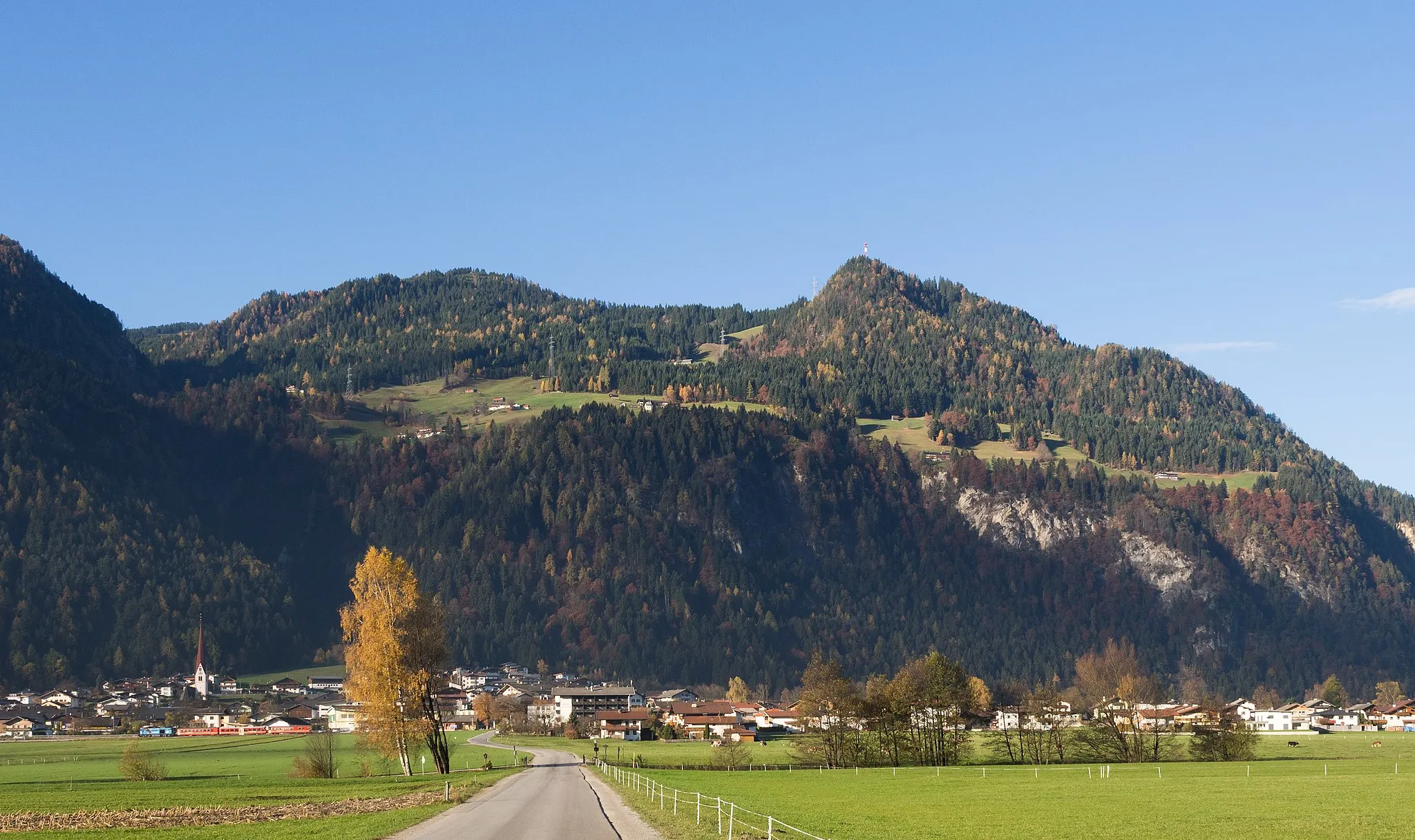 Photo showing: Der Larchkopf in den Tuxer Alpen mit Schlitters im Zillertal