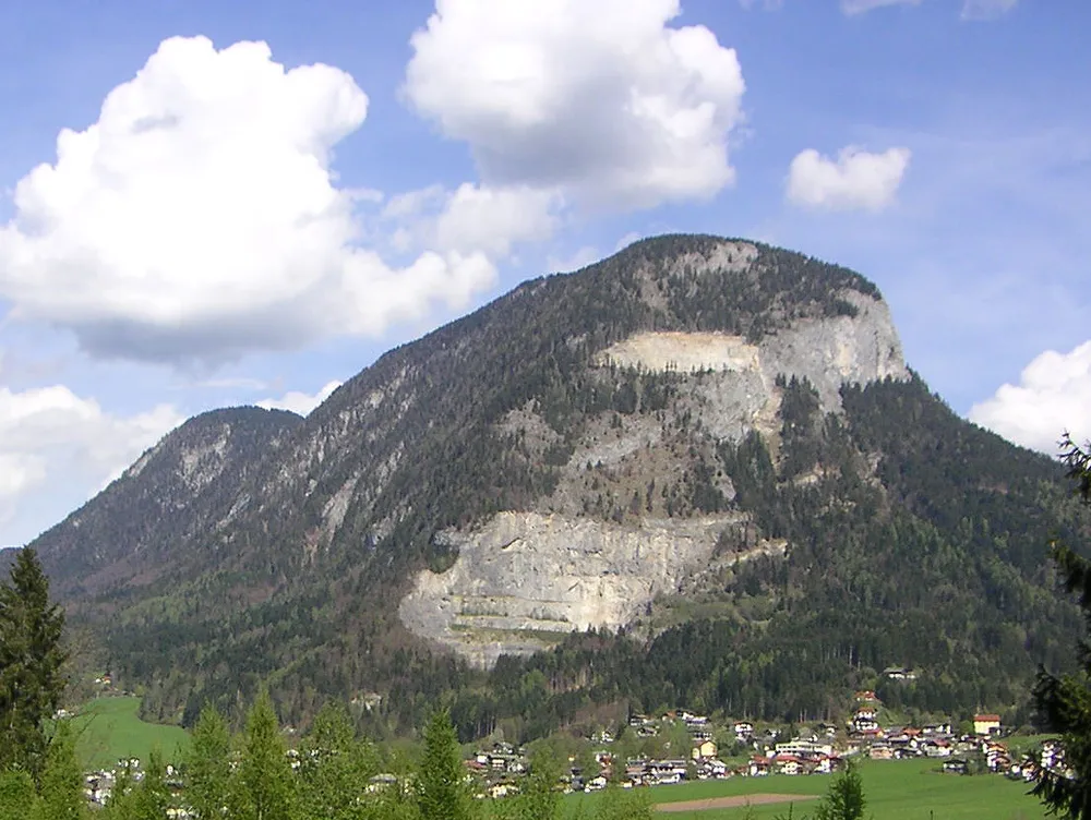 Photo showing: Der große Pölven im Vordergrund und der kleine Pölven im Hintergrund, gesehen von Bad Häring in Tirol, selbst photographiert am 1. Mai 2005