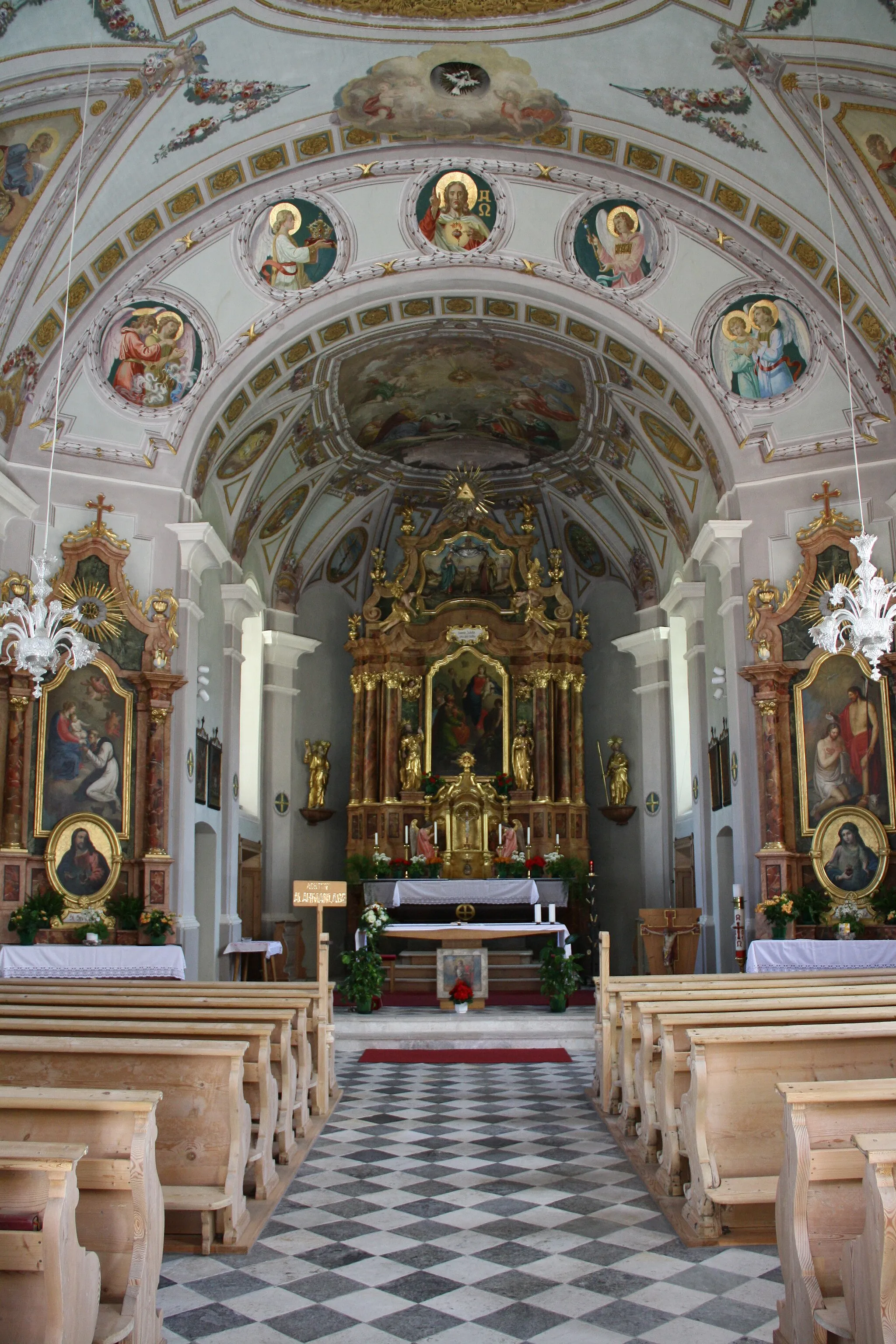 Photo showing: Italy, South Tirol, St. Jakob in Innerpfitsch, Pfarrkirche zum Hl. Jakobus. The church was built between 1821 and 1824 under the direction of the curate Jakob Prantl who built 13 churches throughout Tyrol. The ceiling frescoes depict the Most Holy Sacrament and the decapitation of St. James are by Josef Renzler dating from 1823. The three altarpieces represent St. James, the baptism of Jesus and Our Lady Queen of the Holy Rosary are by Leopold Puellacher between 1824 and 1825.