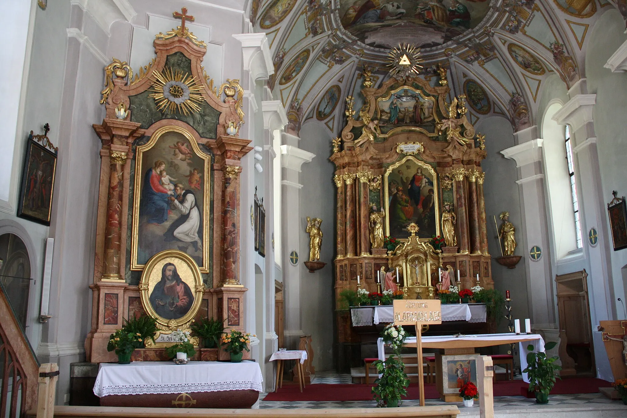 Photo showing: Italy, South Tirol, St. Jakob in Innerpfitsch, Pfarrkirche zum Hl. Jakobus. The church was built between 1821 and 1824 under the direction of the curate Jakob Prantl who built 13 churches throughout Tyrol. The ceiling frescoes depict the Most Holy Sacrament and the decapitation of St. James are by Josef Renzler dating from 1823. The three altarpieces represent St. James, the baptism of Jesus and Our Lady Queen of the Holy Rosary are by Leopold Puellacher between 1824 and 1825.