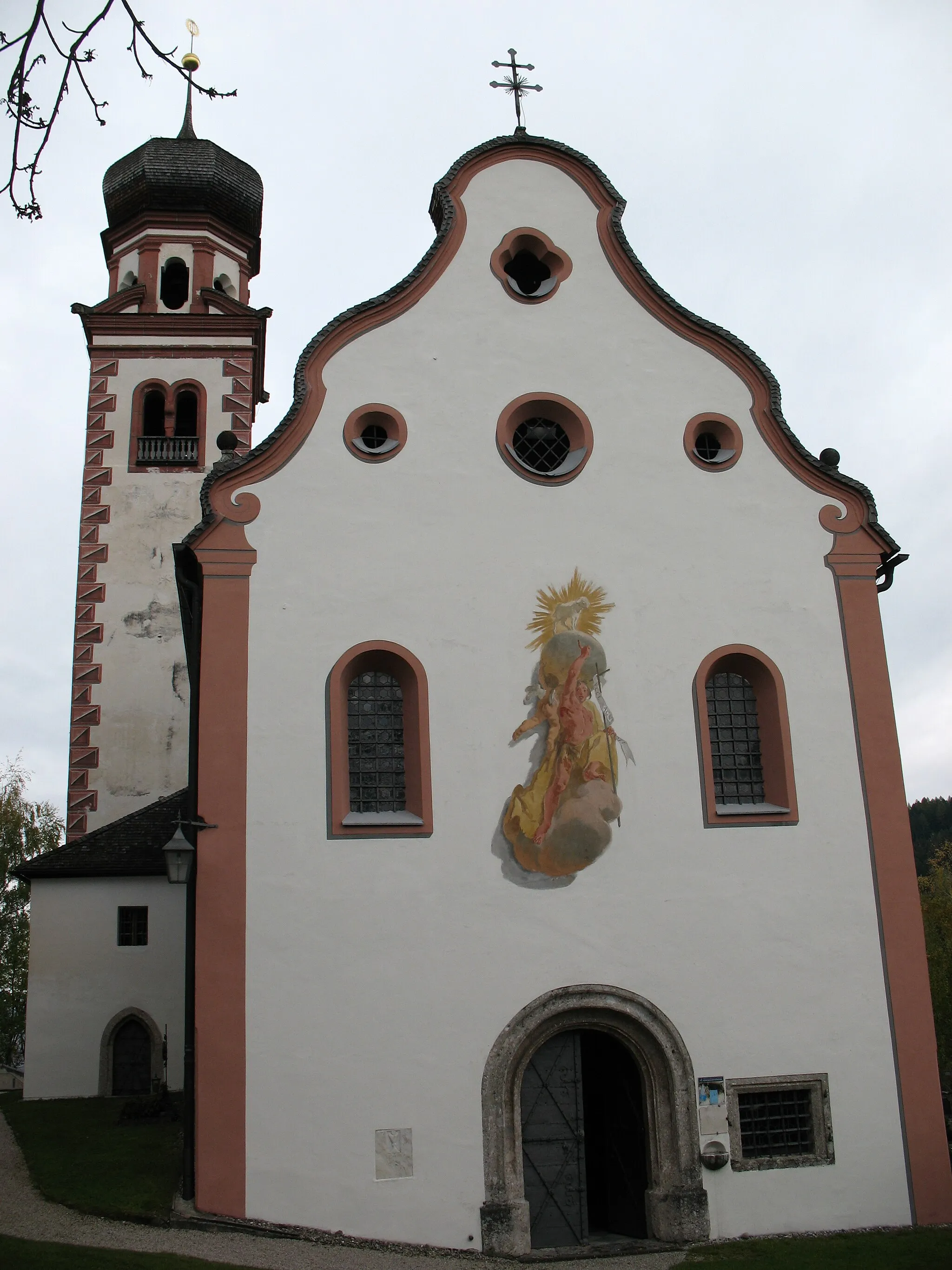 Photo showing: Kath. Pfarrkirche hl. Johannes der Täufer und Friedhof