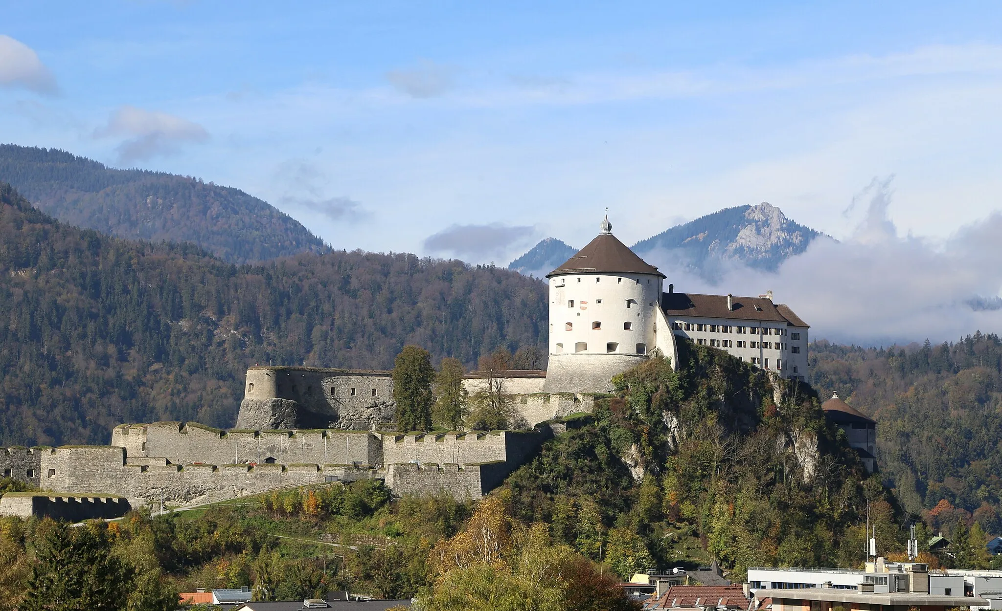 Photo showing: Festung, Kufstein; im Hintergrund der Brünnstein

This media shows the protected monument with the number 39645 in Austria. (Commons, de, Wikidata)