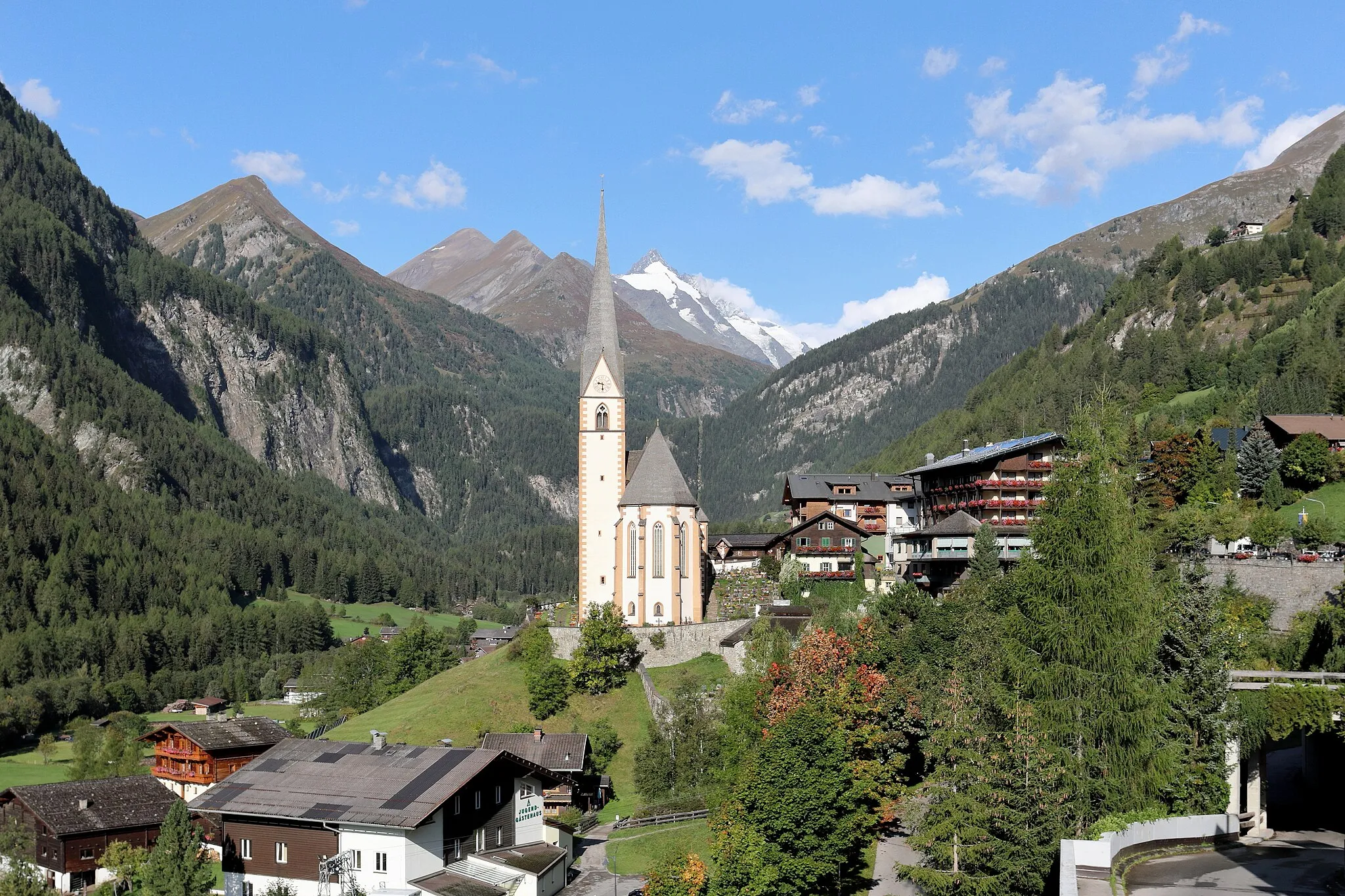 Photo showing: Ostsüdostansicht des Ortszentrums der österreichischen Gemeinde Heiligenblut am Großglockner in Kärnten mit dem Großglockner im Hintergrund.