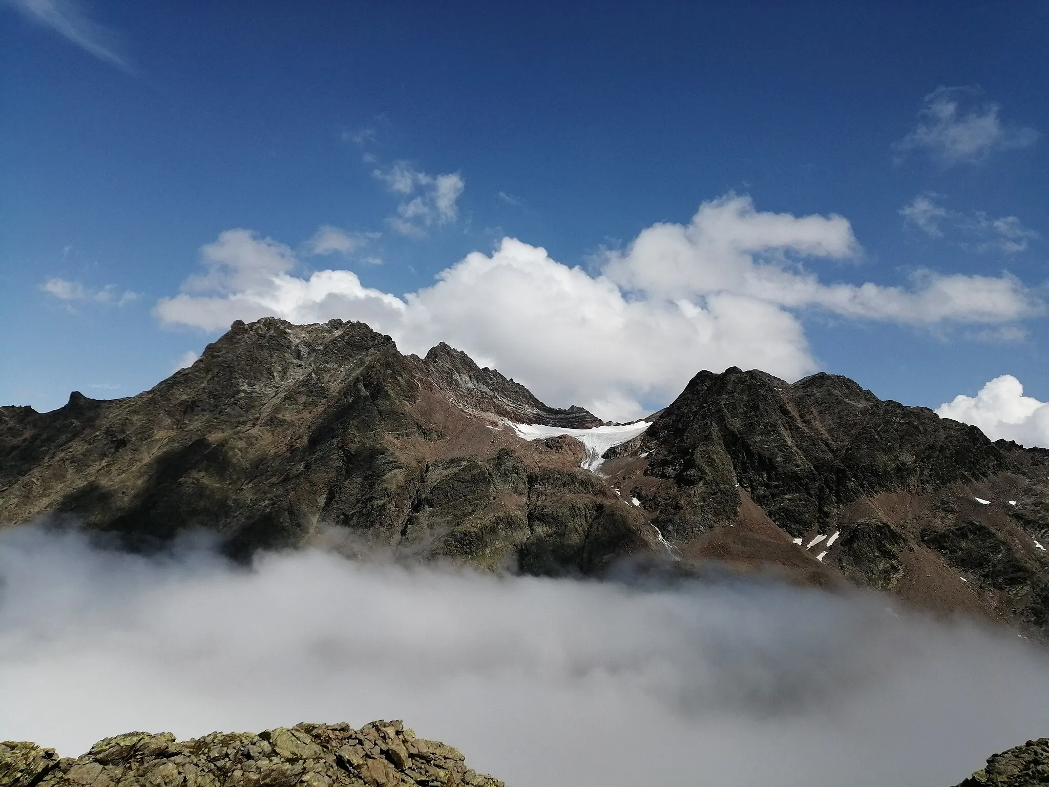 Photo showing: Blick auf den Grastalferner zwischen dem Strahlkogel (links) und dem breiten Grieskogel (rechts)