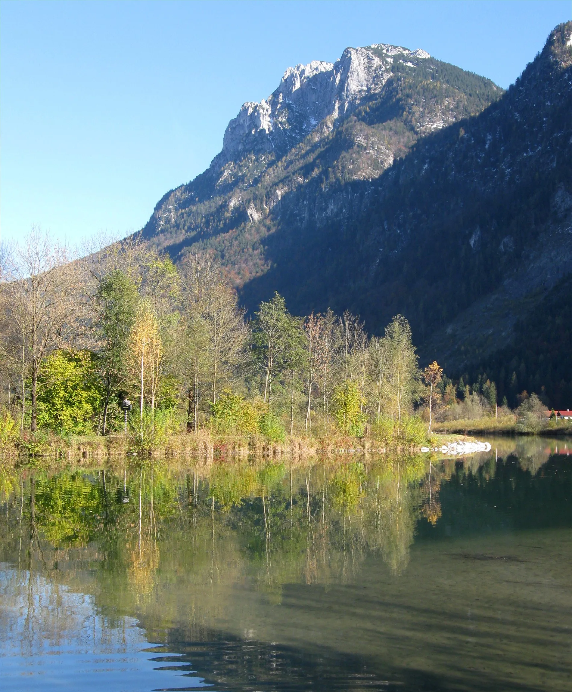 Photo showing: Mündung des Kieferbachs in den Inn bei Kiefersfelden, Zahmer Kaiser im Hintergrund