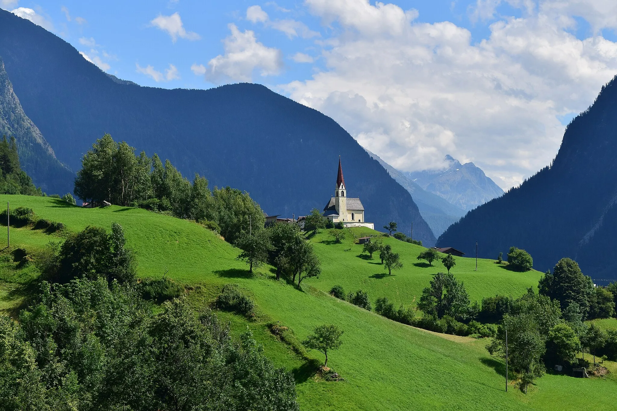 Photo showing: Kath. Filialkirche hl. Antonius von Padua in Au, gesehen von einem Aussichtsplatz in der Nähe der Kapelle in der Auerklamm