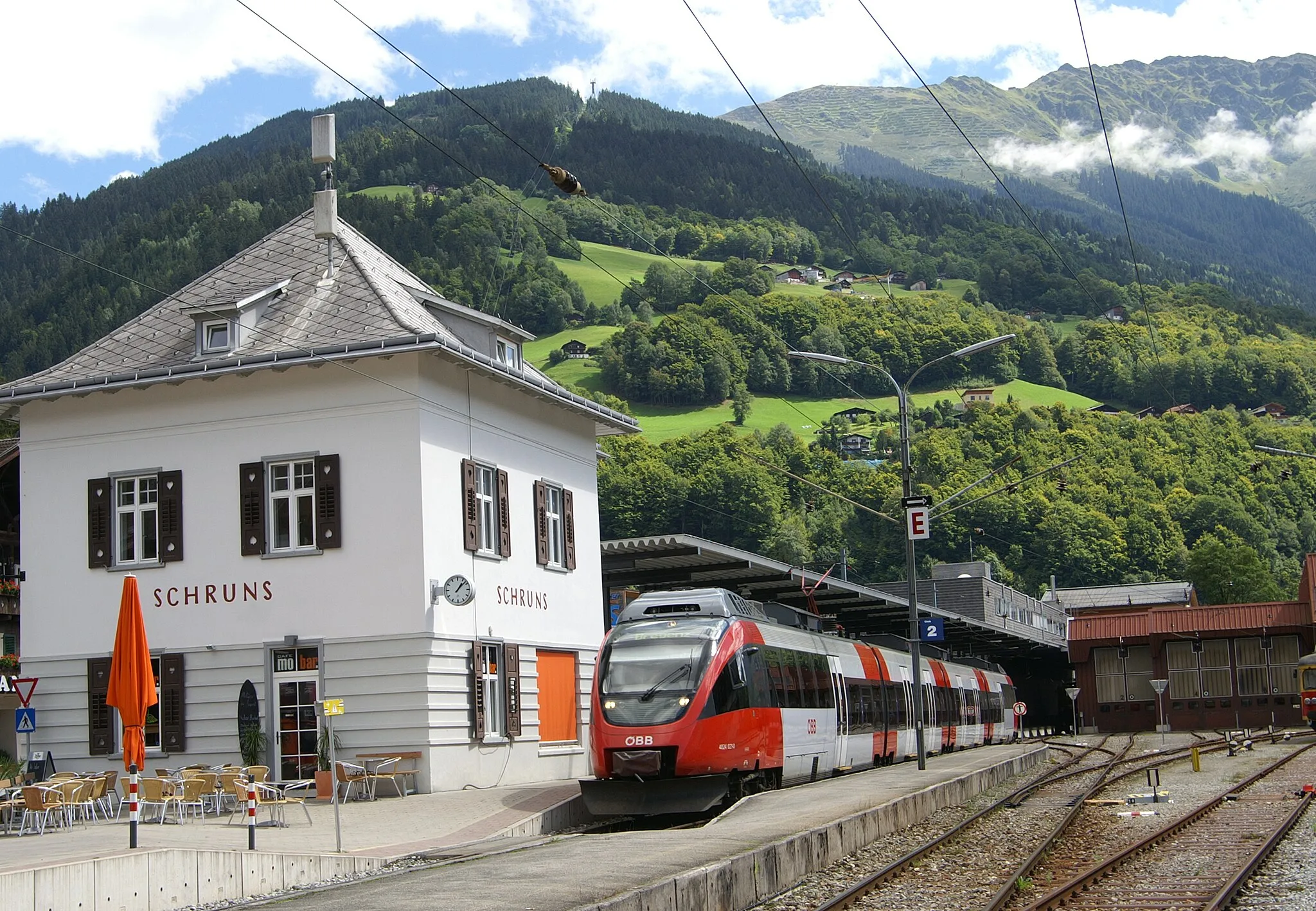Photo showing: Bahnhof Schruns, Montafon, mit einem Nahverkehrszug der Reihe 4024