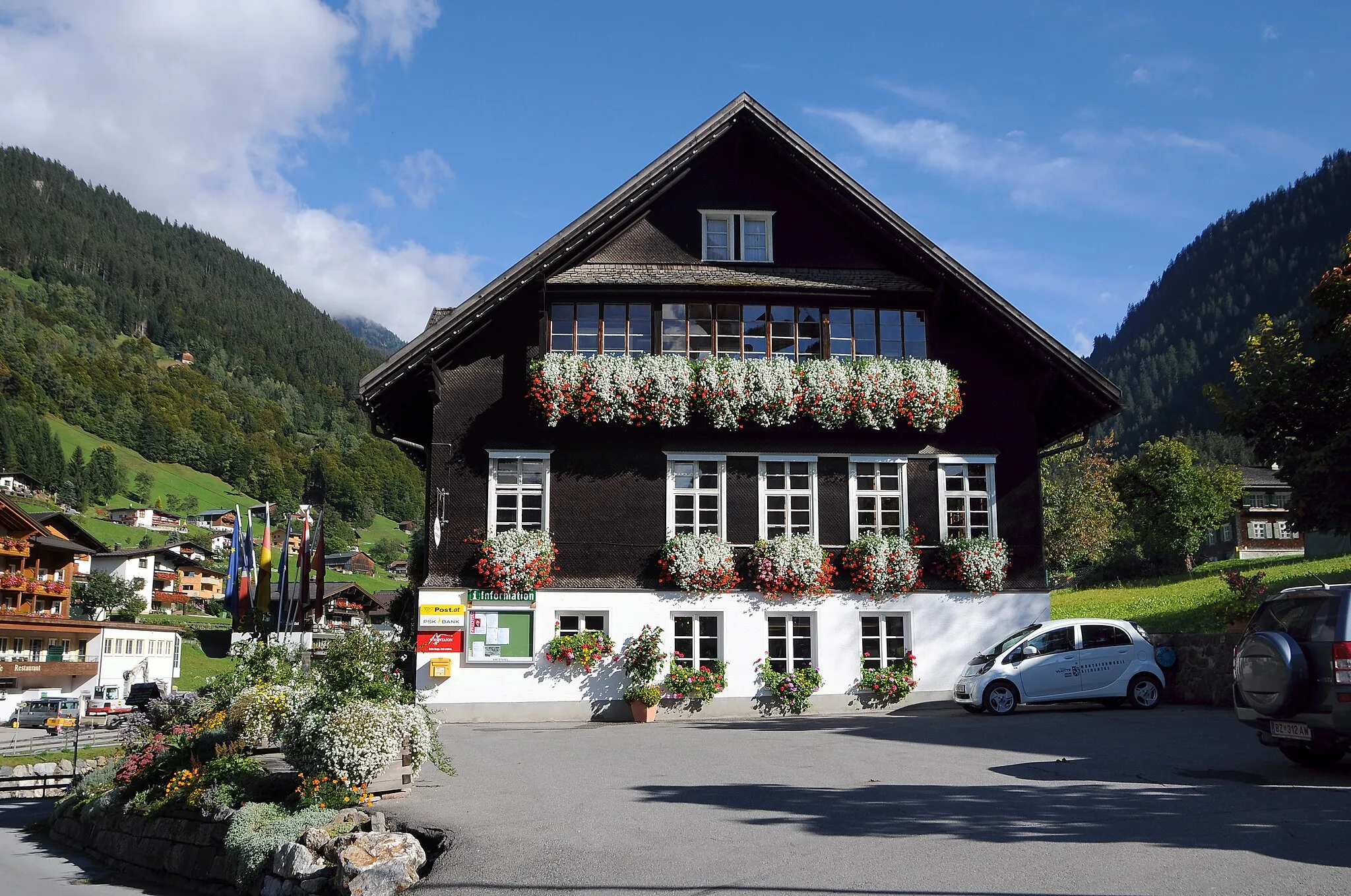 Photo showing: Das Gemeindeamt und Montafoner Bergbaumuseum im Ort Silbertal steht im Gegenüber der Pfarrkirche Silbertal.