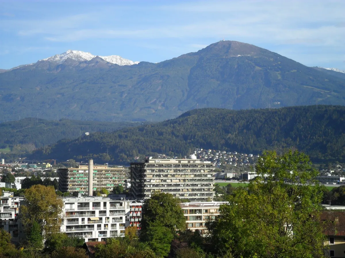 Photo showing: The tallest building with a telescope dome on the roof is Victor Franz Hess Haus where Institute of Astro- and Particle Physics, Physics and some other departments are situated. Second tallest building is the Biology faculty.