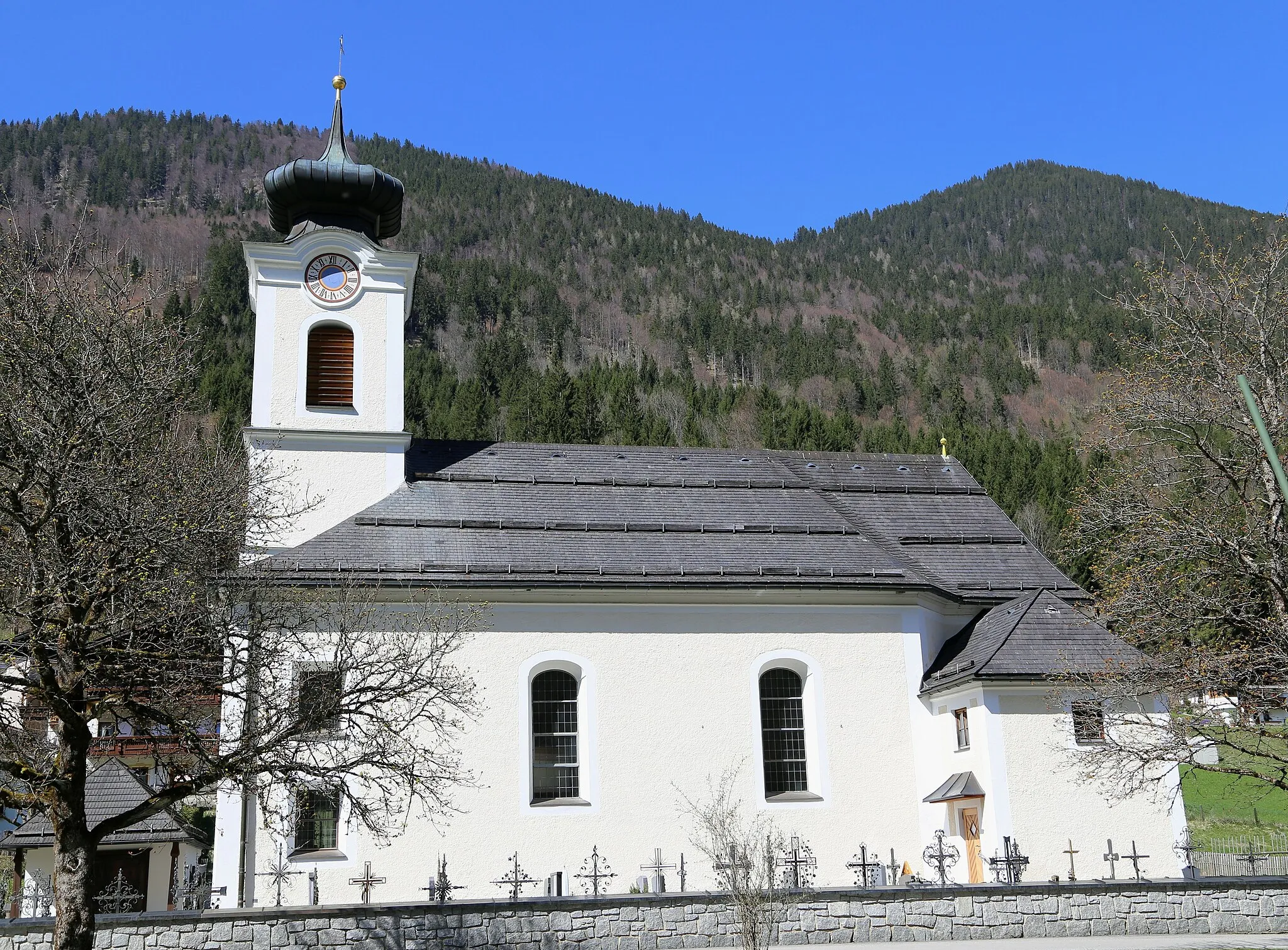 Photo showing: Kath. Pfarrkirche Mariahilf und Friedhof, Landl, Thiersee

This media shows the protected monument with the number 71330 in Austria. (Commons, de, Wikidata)