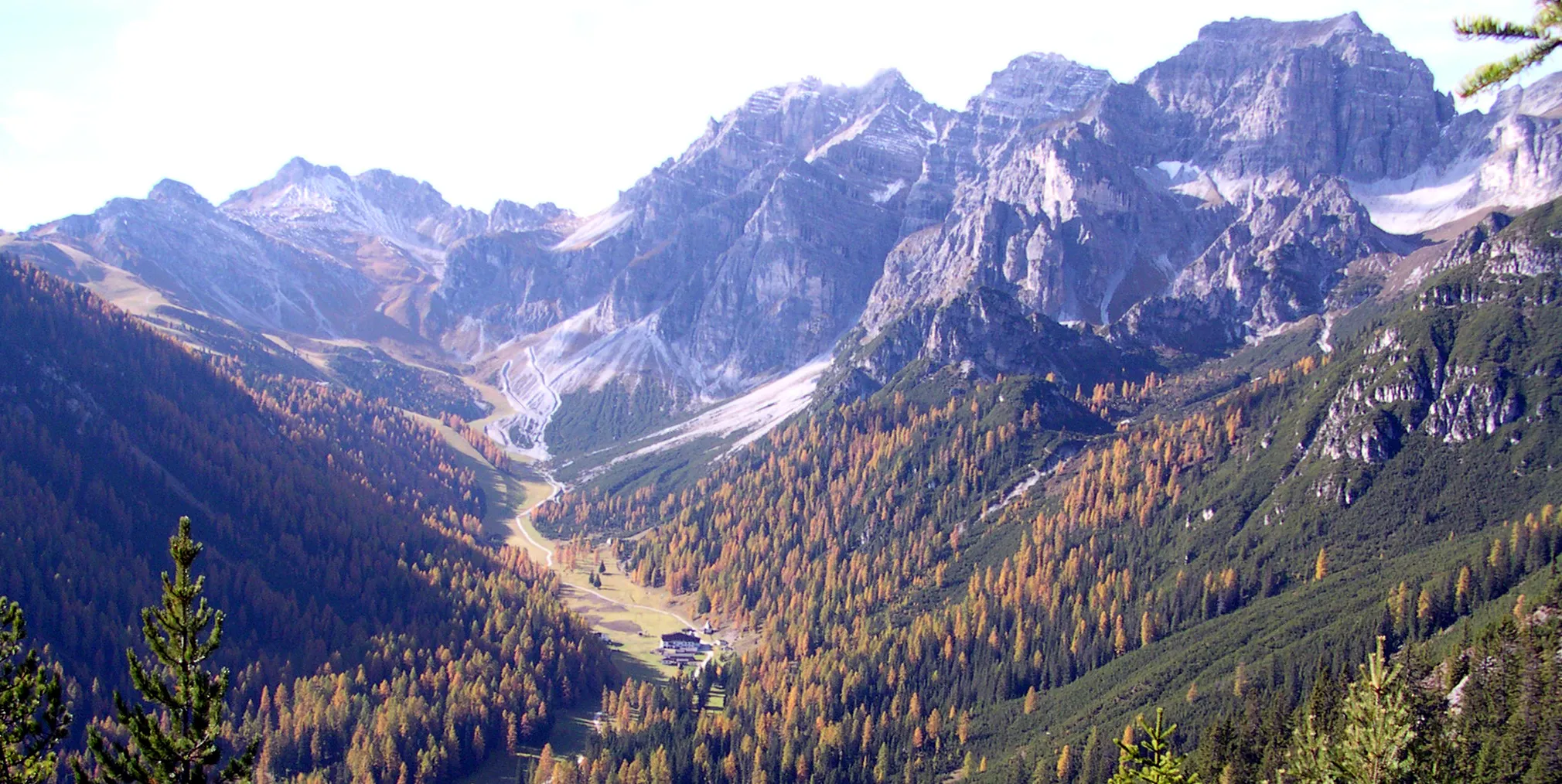 Photo showing: Schlicker Alm from North. right: Kalkkögel (Schlicker Seespitze, Riepenwand, Große Ochsenwand