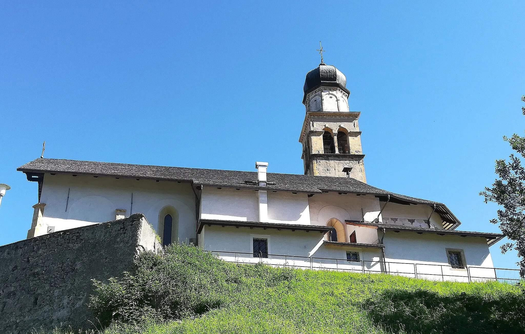 Photo showing: Il fianco della chiesa parrocchiale di S. Nicolò di Comelico