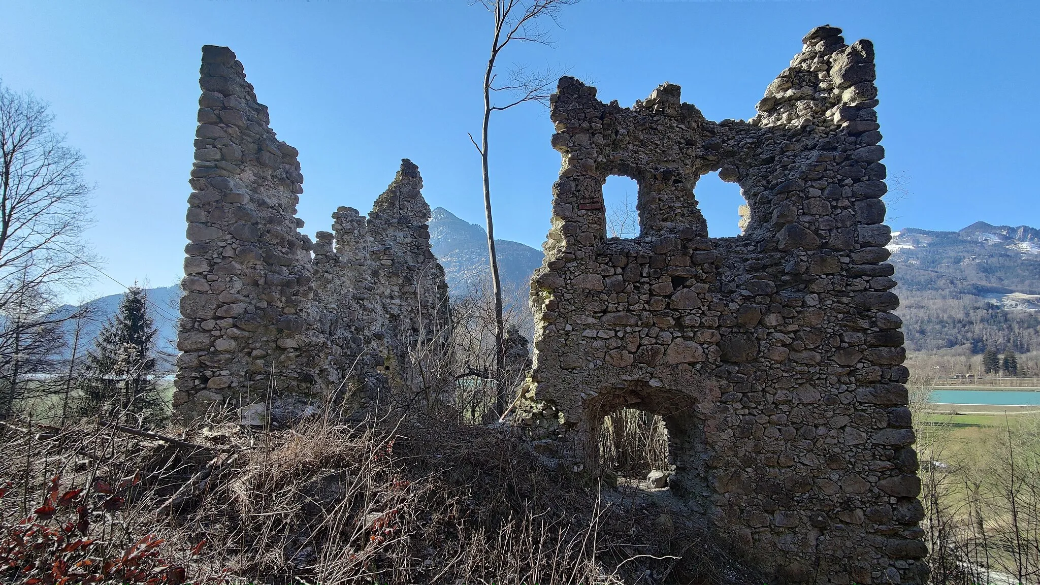 Photo showing: Dieses Bild zeigt die Ostseite der Burgruine Katzenstein, auch bekannt als Kaiserturm Windhausen auf dem Gemeindegebiet der Gemeinde Erl in Tirol.