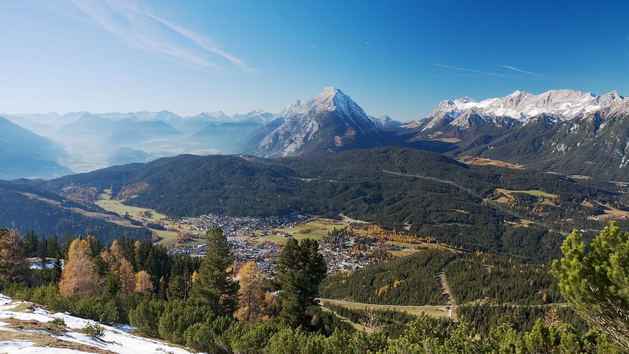 Photo showing: Ein Blick vom Hermelekopf (Karwendel) auf Seefeld, Tirol, Österreich Im Hintergrund links das Inntal Das Dorf ist von viel Wald umgeben.