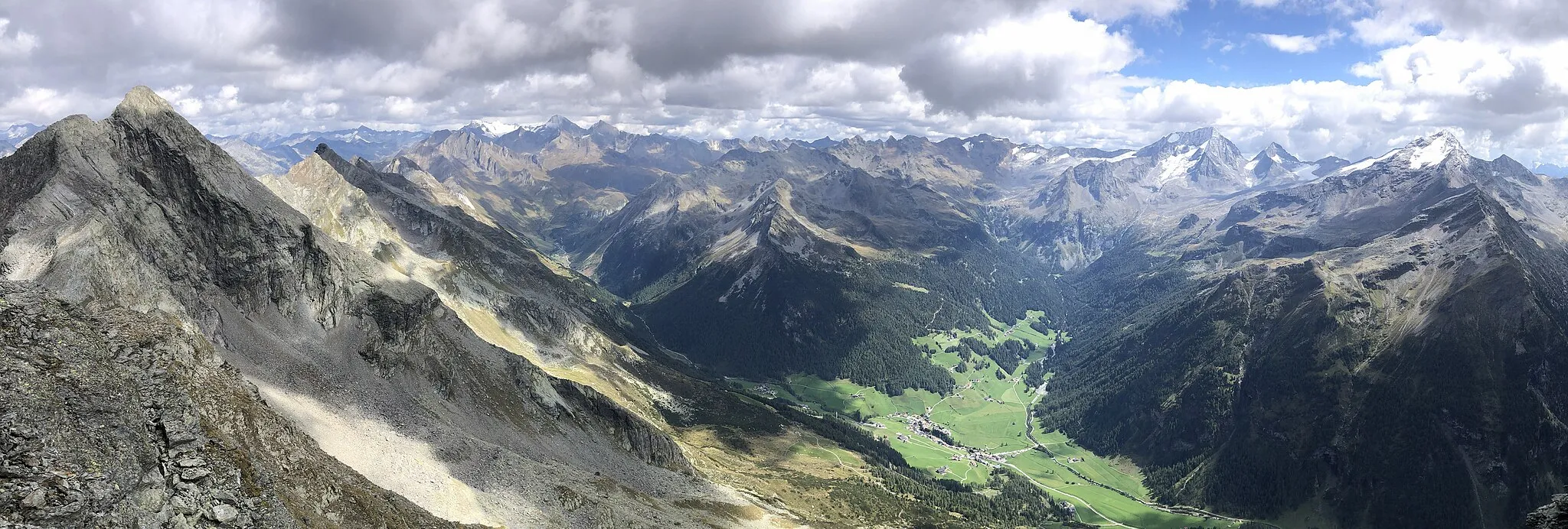 Photo showing: Rein in Taufers mit Rieserfernergruppe - Links das Durreck, im Hintergrund Hirbernock, Gabelspitze, Dreiherrnspitze, Hohe Warte, Rötspitze, Löffelspitze, Daberspitze, Dreieggspitze, Kleiner und Großer Rotstein, Mulle, Winkelspitze, Lenkstein, Barmer Spitze, Hochgall, Wildgall, Hochflachkofel, Schneebiger Nock und Gelttalspitze (von links nach rechts)