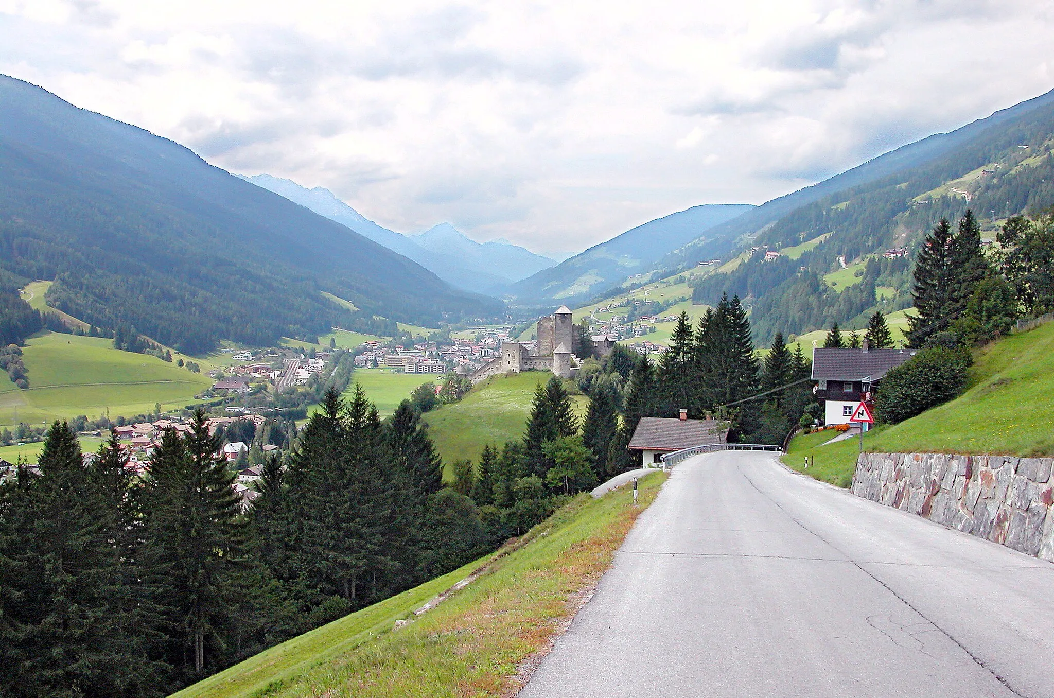 Photo showing: 25.08.2005  A-9920  Sillian (Österreich, Osttirol, Pustertal): Blick von Osten auf Sillian (GMP: 46.747410,12.417610), eine Marktgemeinde im Hochpustertal an der westlichen Grenze Osttirols im Bezirk Lienz in Österreich. In Bildmitte steht die Burg Heinfels (GMP: 46.751127,12.439473). Die sagenumwobene Gründung durch die Hunnen geht auf das 5. Jahrhundert zurück. Anlage aus dem 13. Jahrhundert. 1593 kam es zu größeren Bauarbeiten, die der Burg weitgehend ihr heutiges Aussehen gaben. Derzeit (2005) unzugänglich. 
[DSCN7116.JPG]20050825025DR.JPG(c)Blobelt