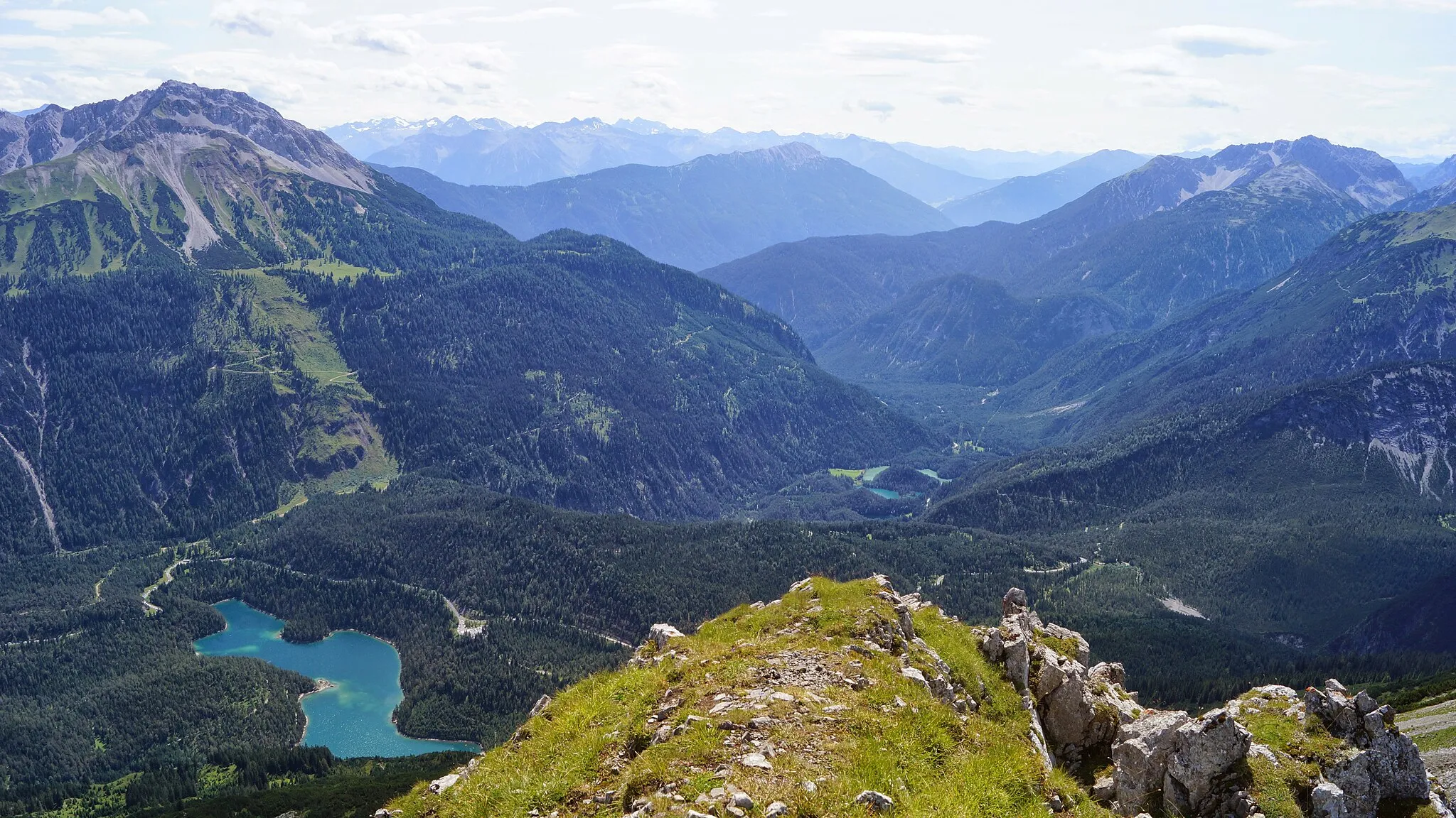 Photo showing: Wir schauen vom Grubigstein nach Süden über den Fernpass.