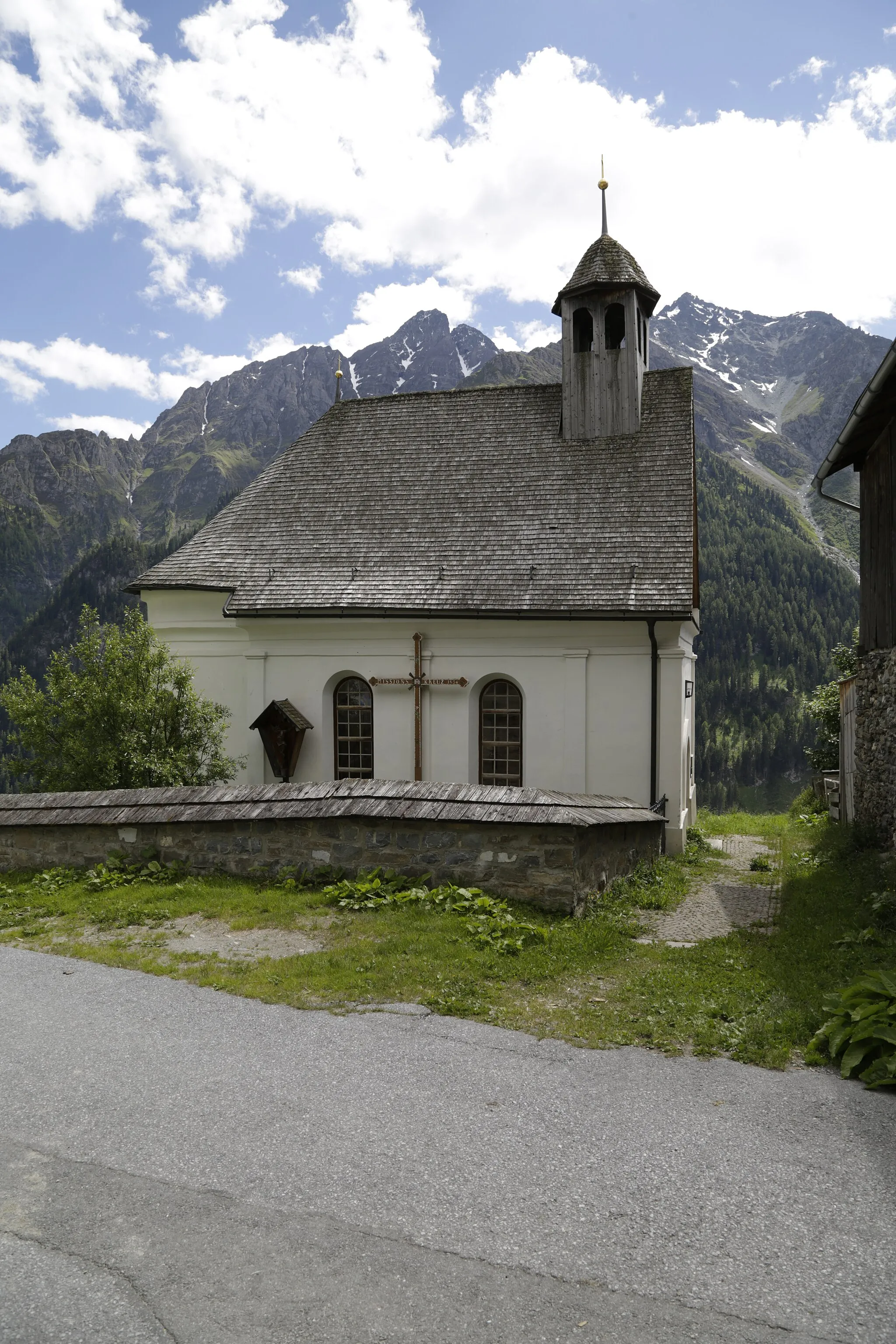 Photo showing: Die Kapelle in Gstalden in der Gemeinde Spiss, ist denkmalgeschützt. Die Kapelle ist dem heiligen Martin geweiht und hatte von 1843 bis 1874 die Funktion einer Expositurkirche.