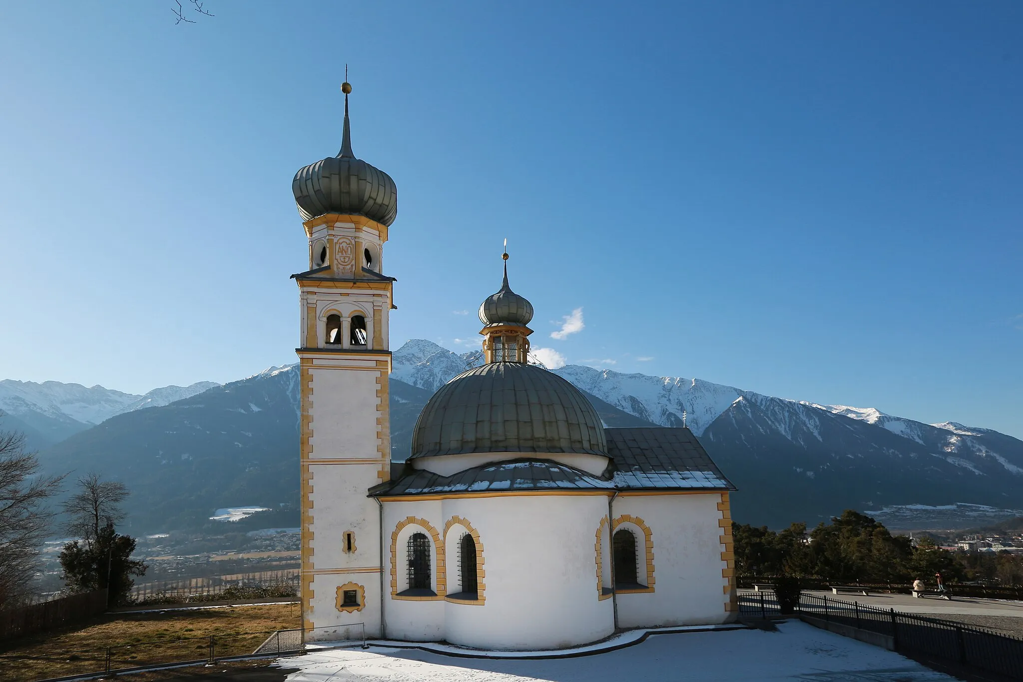 Photo showing: Mariahilfkapelle am Birkenberg Telfs in Tirol. Außenaufnahme in Richtung Süden.