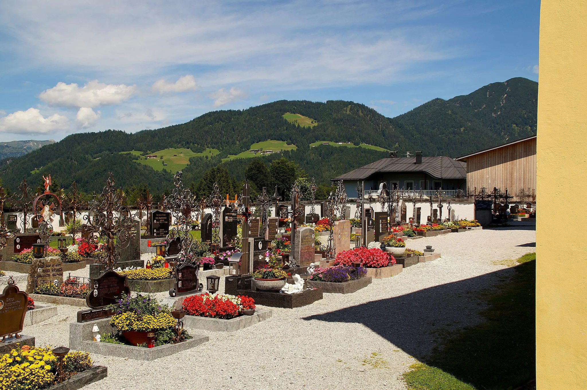 Photo showing: Brandenberg, Kath. Pfarrkirche hl. Georg, Friedhof, Blick auf den Brandenberger Oberberg