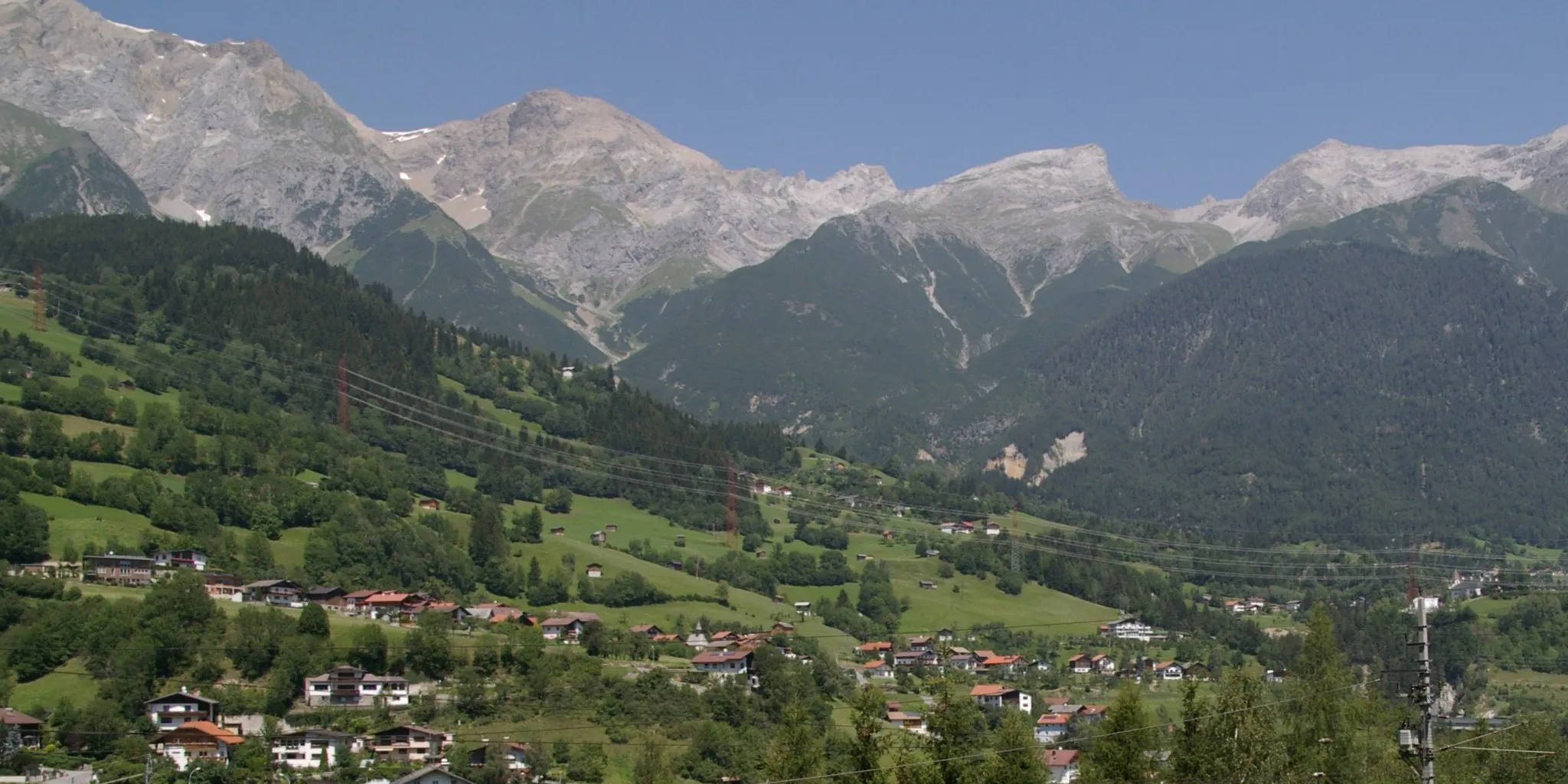 Photo showing: Pians, im Hintergrund von links nach rechts: Gatschkopf (2945 m), Blankahorn (2822 m), Wannenkopf (2821 m) und Rauher Kopf (2811 m).