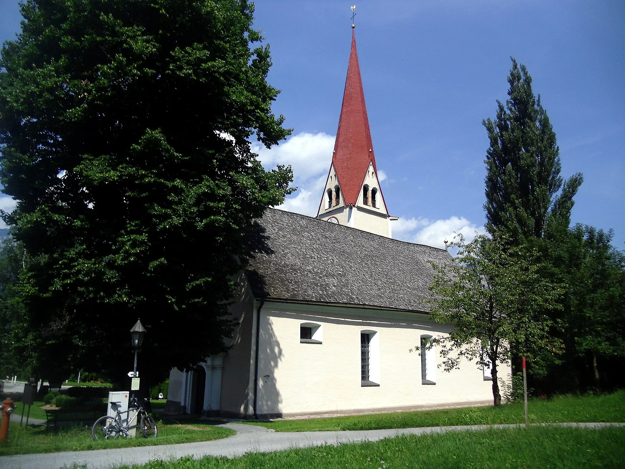 Photo showing: Kath. Filialkirche hl. Gertraud und ehem. Friedhofsfläche