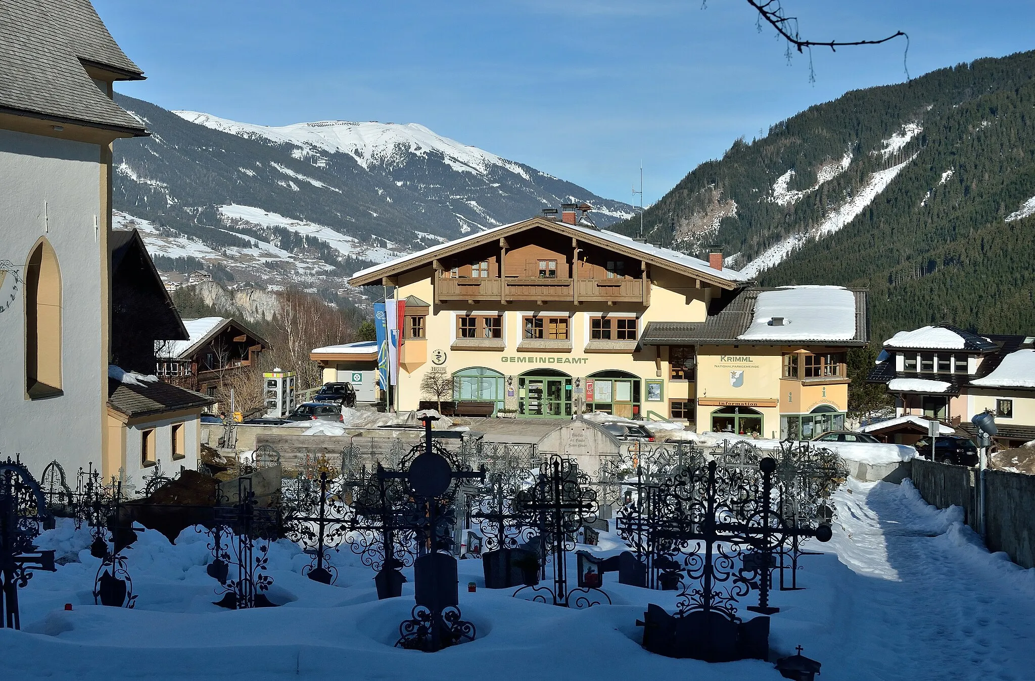 Photo showing: Das Gemeindeamt Krimml liegt östlich unterhalb des Friedhofs.