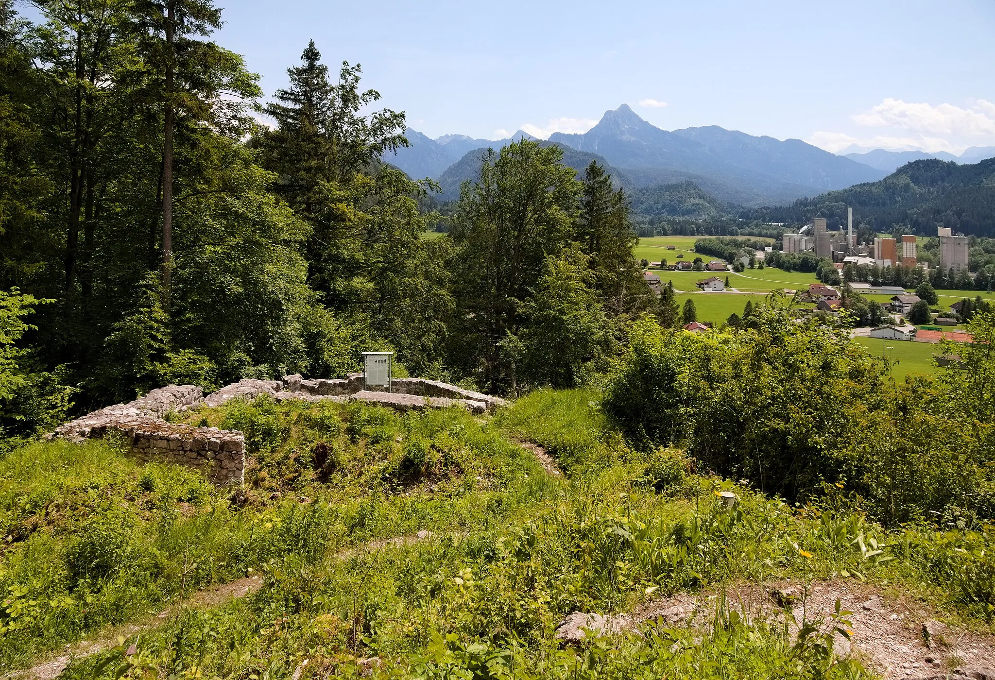 Photo showing: Vilsegg castle near Vils (Tirol, Austria). View from the base of the keep in eastern direction over the remains of a building at the eastern end of the inner yard.