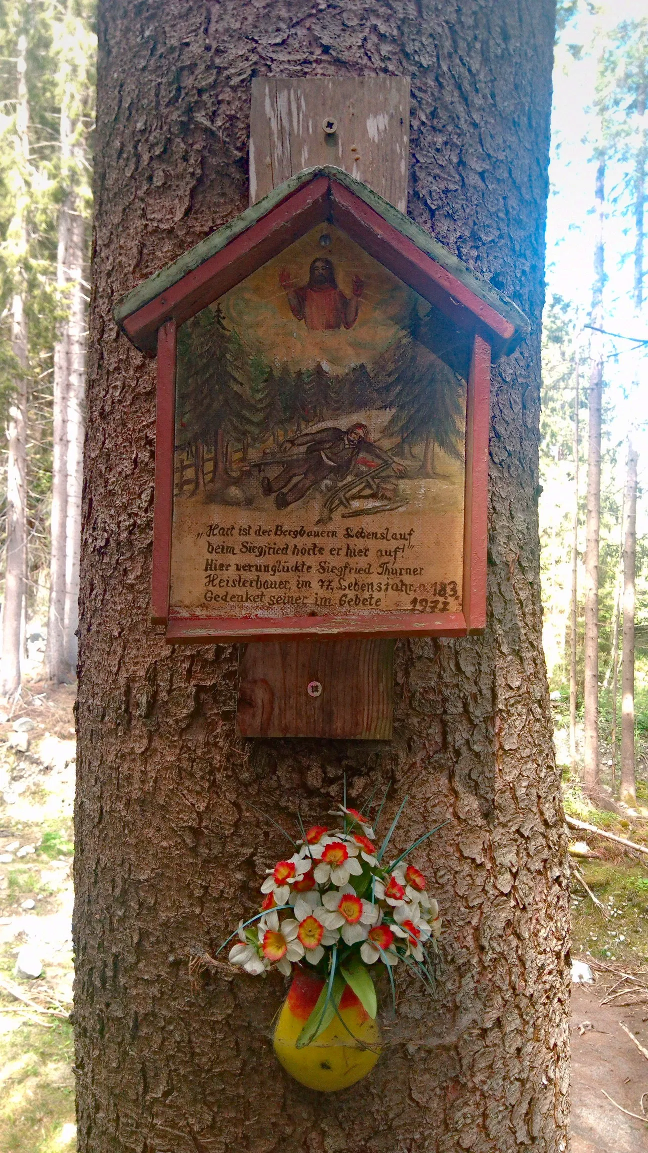 Photo showing: A memorial with the request to include the deceased in prayer.