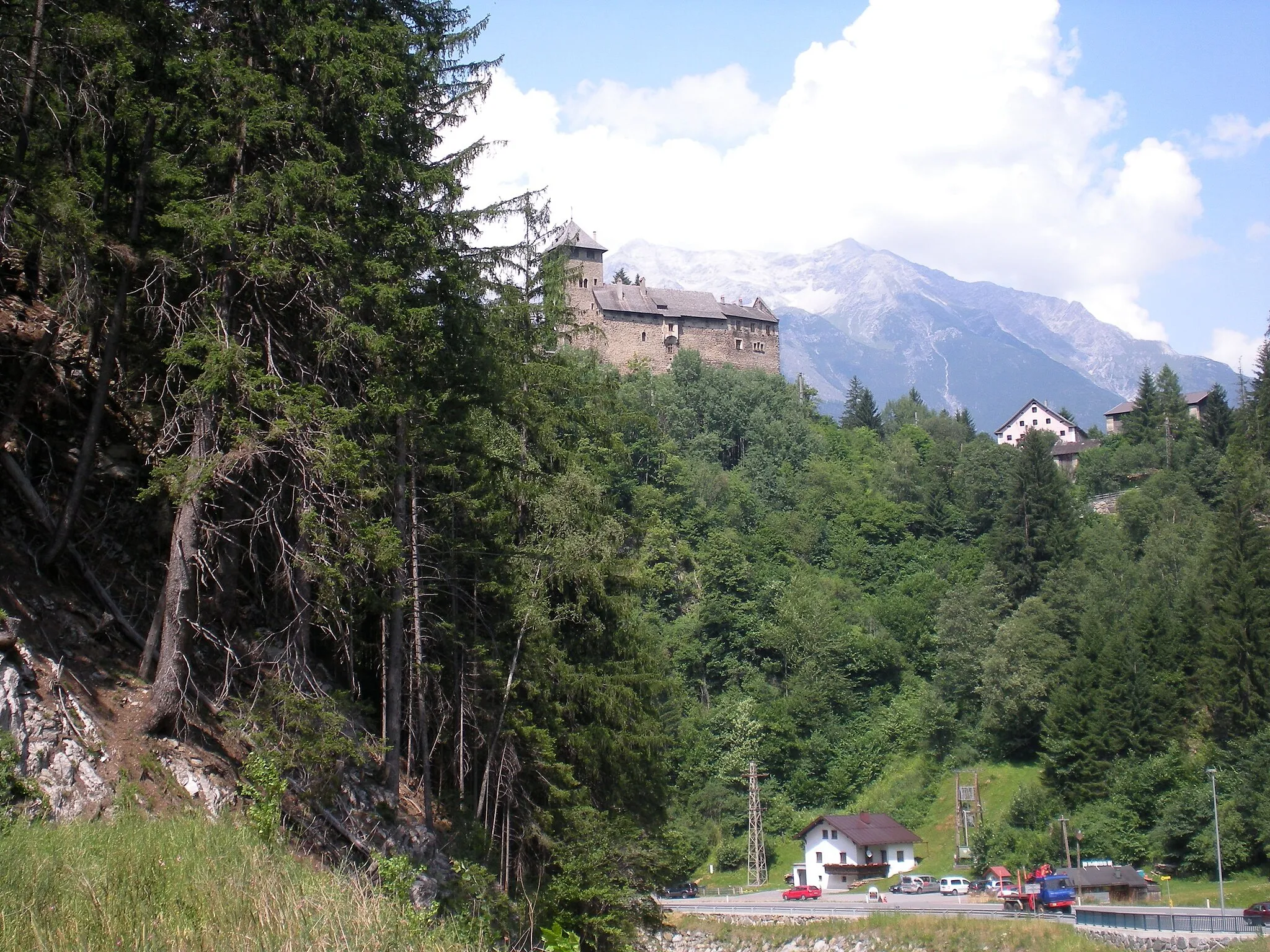 Photo showing: El Burg Wiesberg es un castillo medieval situado sobre un promontorio que domina la carretera B188 (Silvretta Hochalpenstrasse).