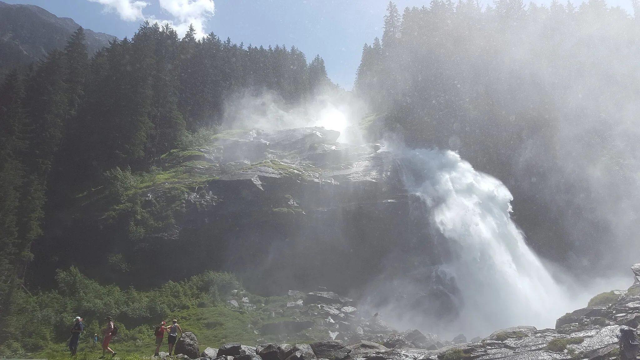 Photo showing: Die Krimmler Wasserfälle sind mit einer gesamten Fallhöhe von 385 m die höchsten Wasserfälle Österreichs. Sie befinden sich am Rand des Ortes Krimml (Salzburger Land) im Nationalpark Hohe Tauern. Gebildet werden sie durch die Krimmler Ache, die am Ende des hoch gelegenen Krimmler Achentals in drei Fallstufen hinunterstürzt. Das Wasser fließt dann in die Salzach, den Pinzgau entlang weiter Richtung Salzburg und gelangt zur Mündung in den Inn.