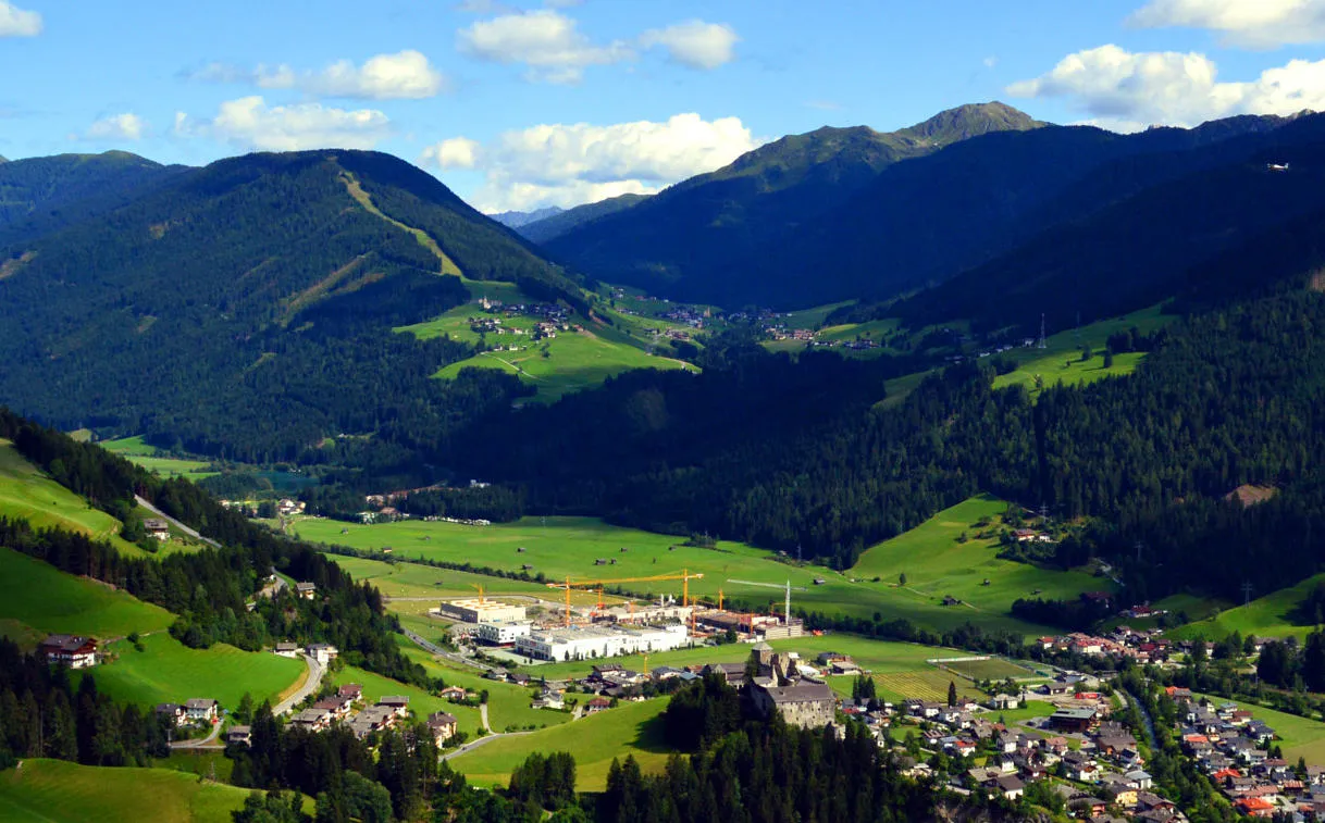 Photo showing: Blick über Heinfels nach ESE zum Kartitscher Sattel