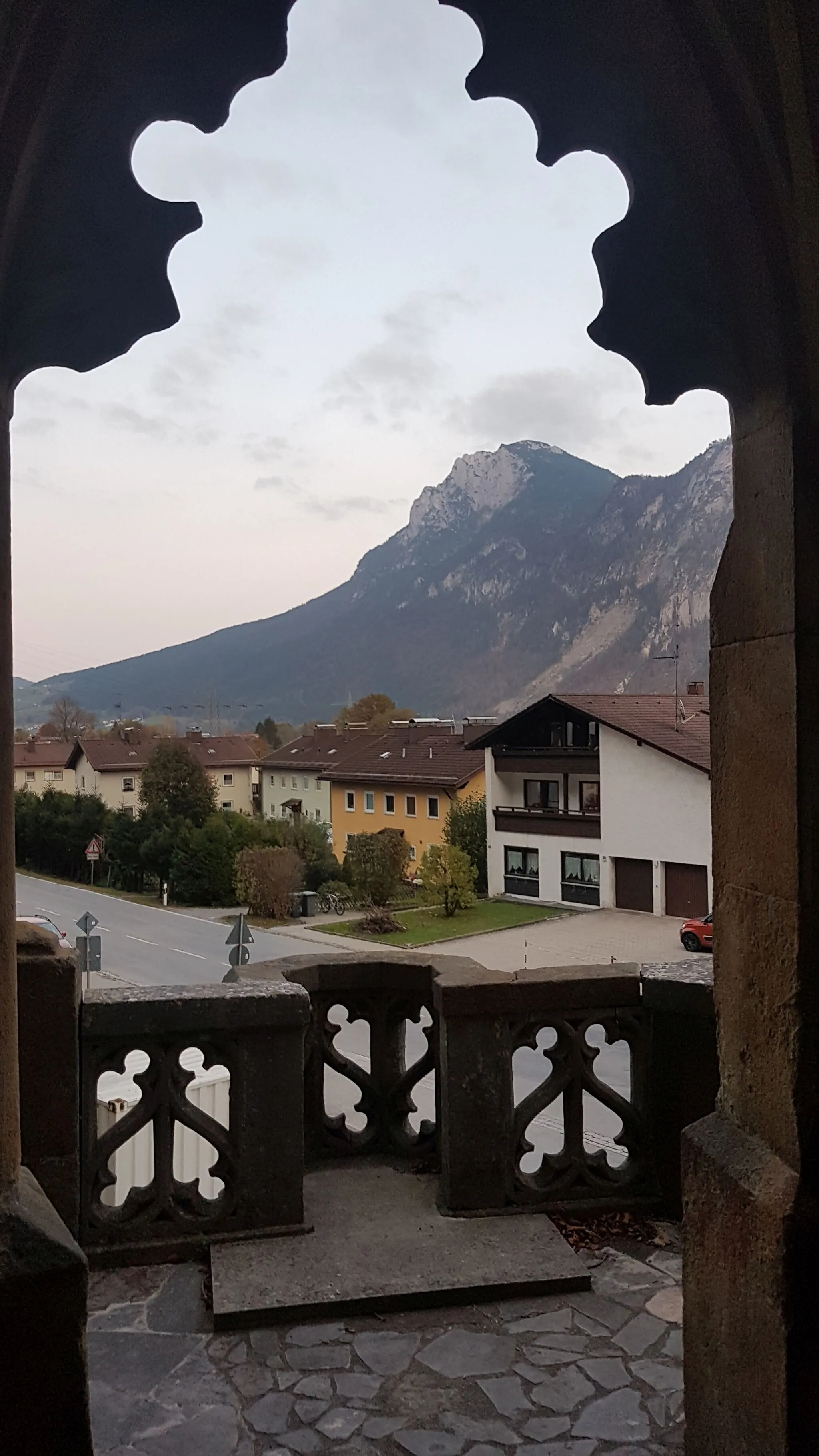 Photo showing: The Koenig-Otto-Kapelle (King Otto Chapel) stands on the southwestern outskirts of Kiefersfelden. King Ludwig I of Bavaria gave the building at this point in 1833 in order. This is a reminiscent of the departure of his second-oldest, then seventeen-year-old, son Otto in December 1832 to Greece, where he had been appointed half a year earlier to the first Greek king. In the background the "Zahme Kaiser" (montain).