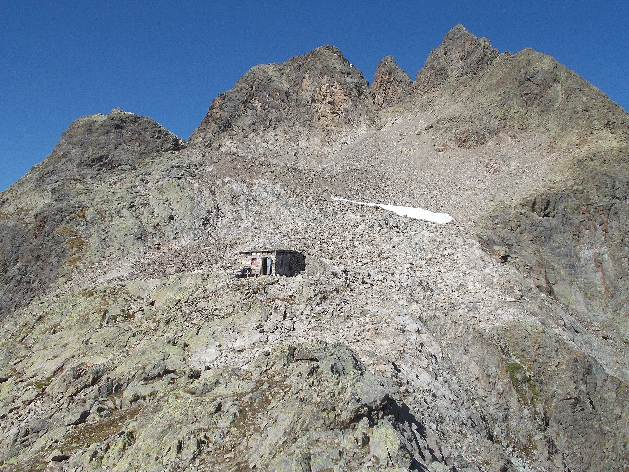 Photo showing: Kieler Wetterhütte unter der 2986 m hohen Fatlarspitze (Mitte)