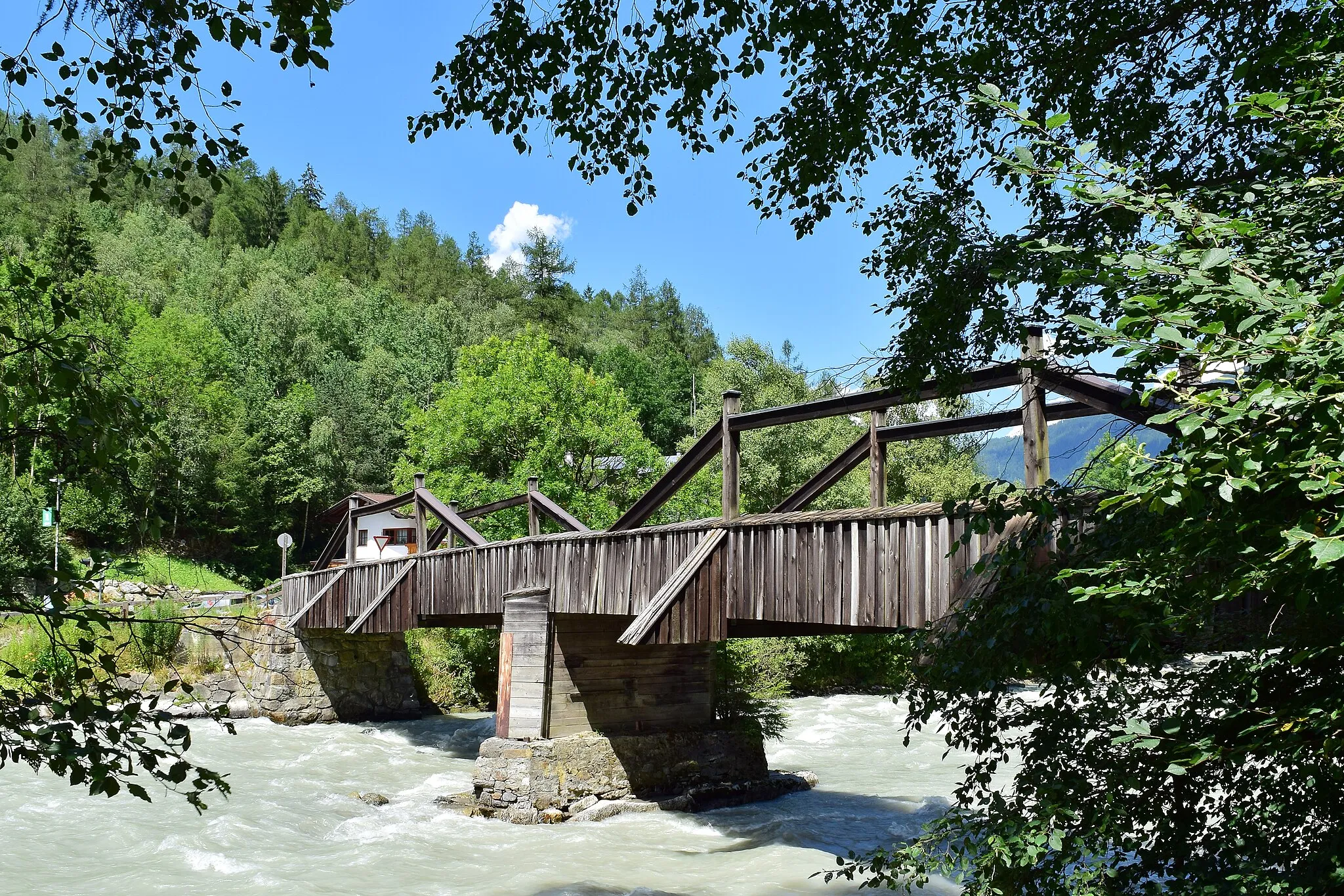 Photo showing: The wooden Acherbachbrücke over the Ötztaler Ache
