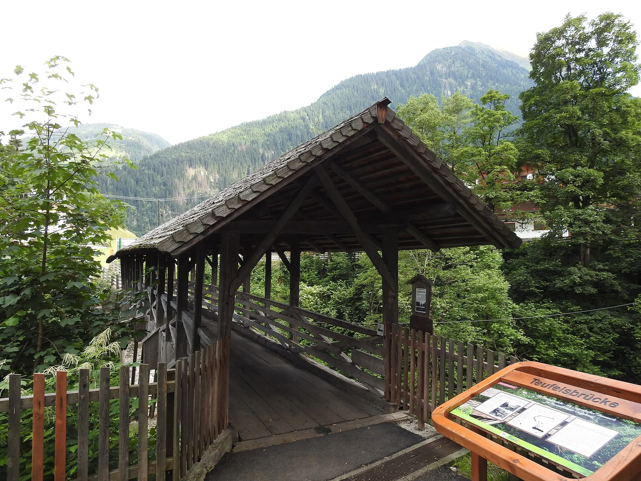 Photo showing: Orografic leftsided entrance to the "devels bridge" which is situated in Finkenberg, Tux valley, Tyrol.