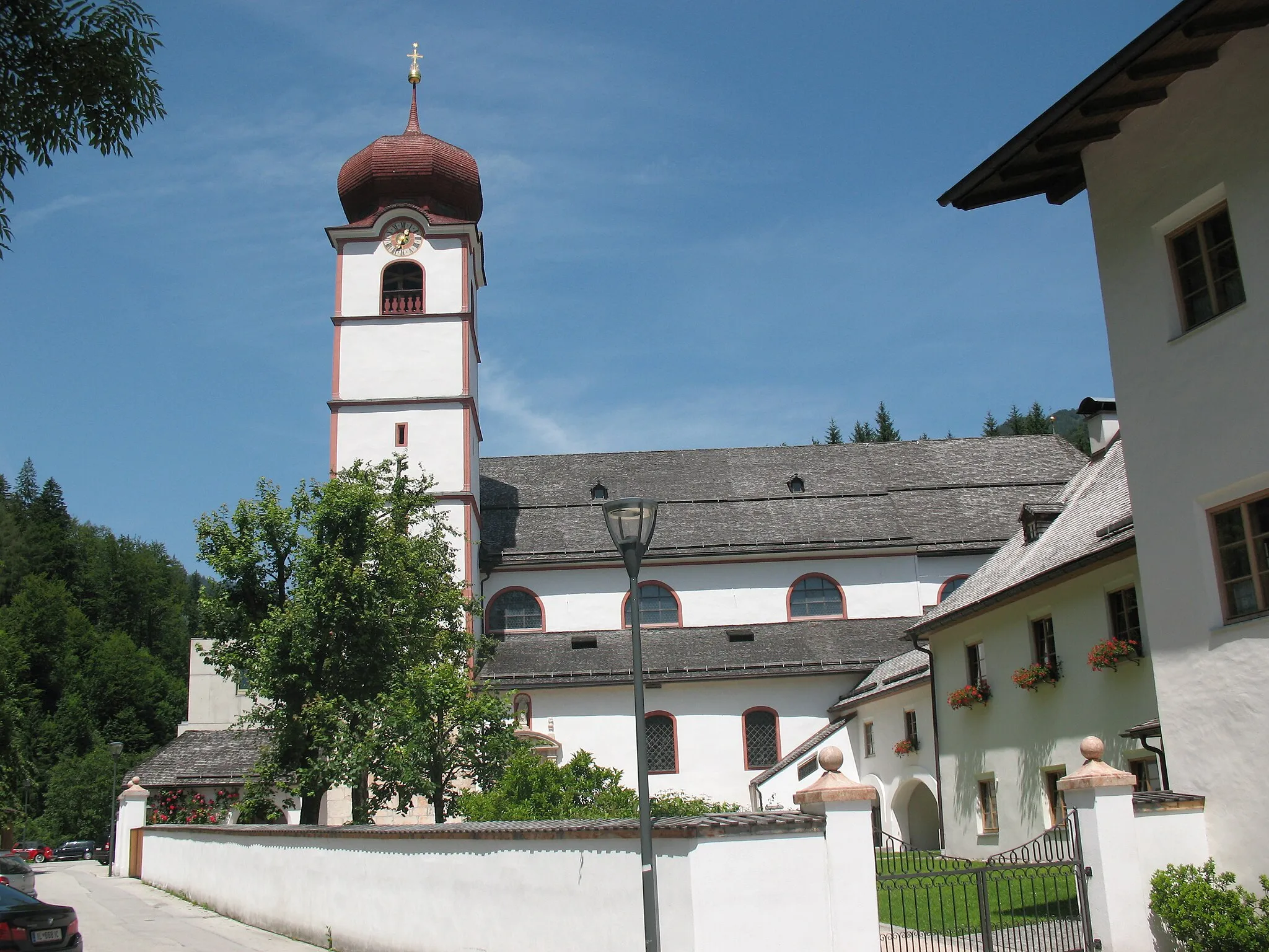 Photo showing: Pfarr- und ehem. Dominikanerinnenkirche hl. Dominikus, Reste der Vorgängerbauten sowie Friedhof mit Kapelle