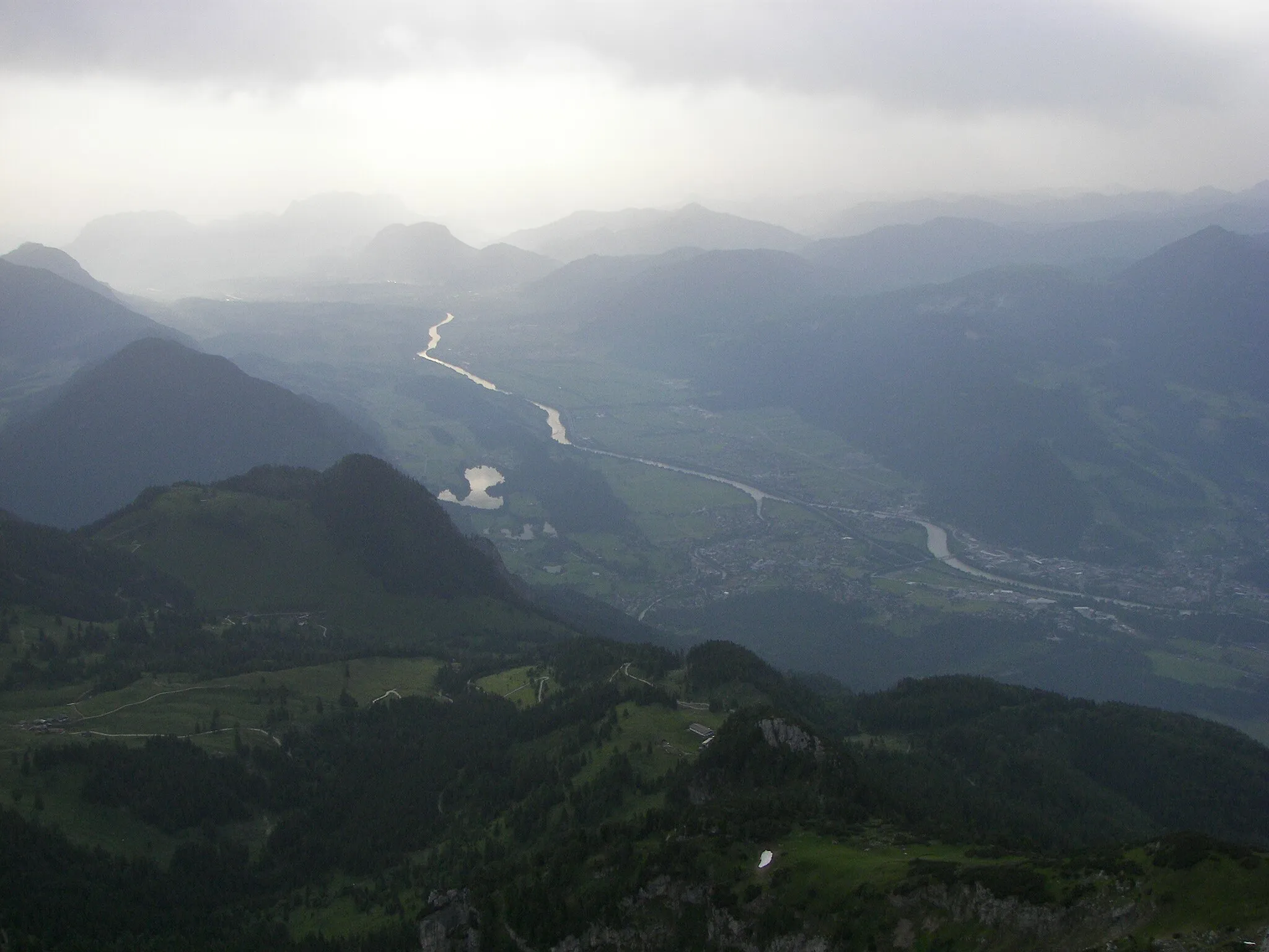 Photo showing: Aussicht vom Gipfel des vorderen Sonnwendjochs Richtung Osten auf Kramsach und Wörgl