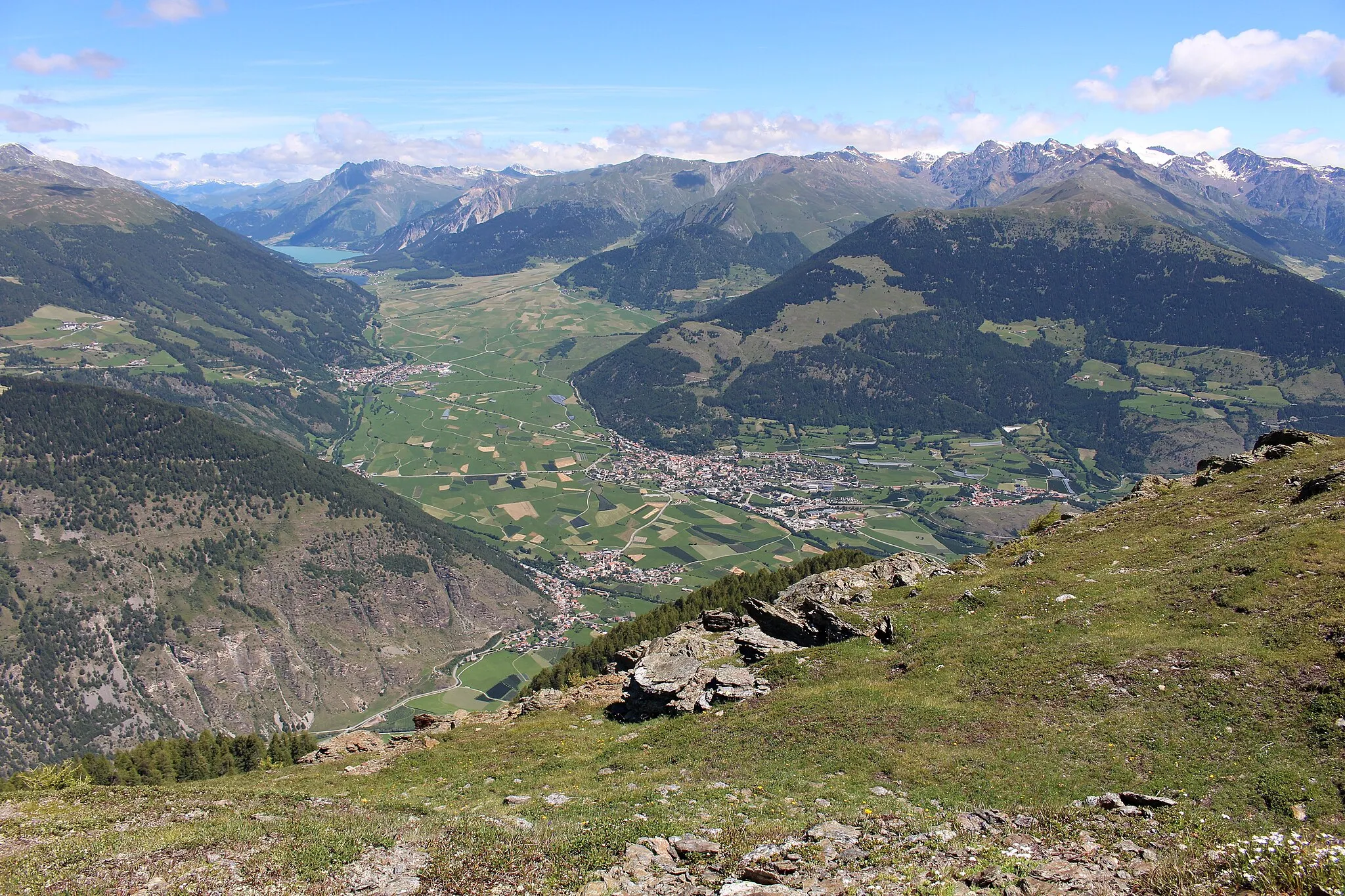 Photo showing: Gigantischer Ausblick vom Gipfel des Glurnser Köpfl in Richtung Mals, Laatsch (Mals), Burgeis, Haider- und Reschensee. Planeiler Berge und die Gegend um die Weisskugel bis zur Bergkette im Saldurkamm - Monti di Saldura über dem Matscher Tal (rechter Bildrand). Das Glurnser Köpfl (italienisch Monte di Glorenza) ist ein 2395 m.ü.M. hoher Berg. Er gehört zu den nördlichen Ortler-Alpen im Westen von Südtirol.