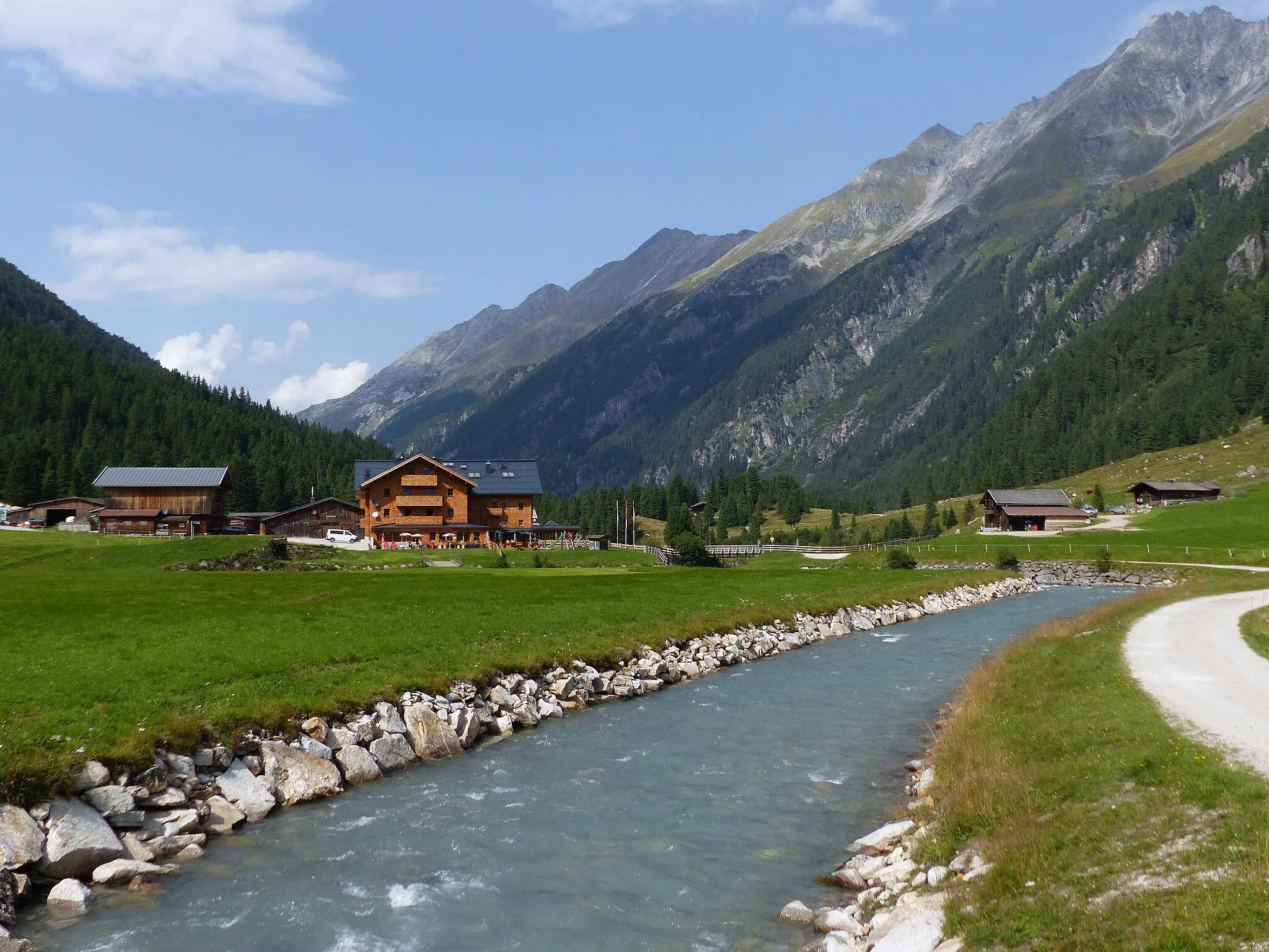 Photo showing: Krimmler Tauernhaus mit Krimmler Ache. Rechts die Blitzenbichlalm.